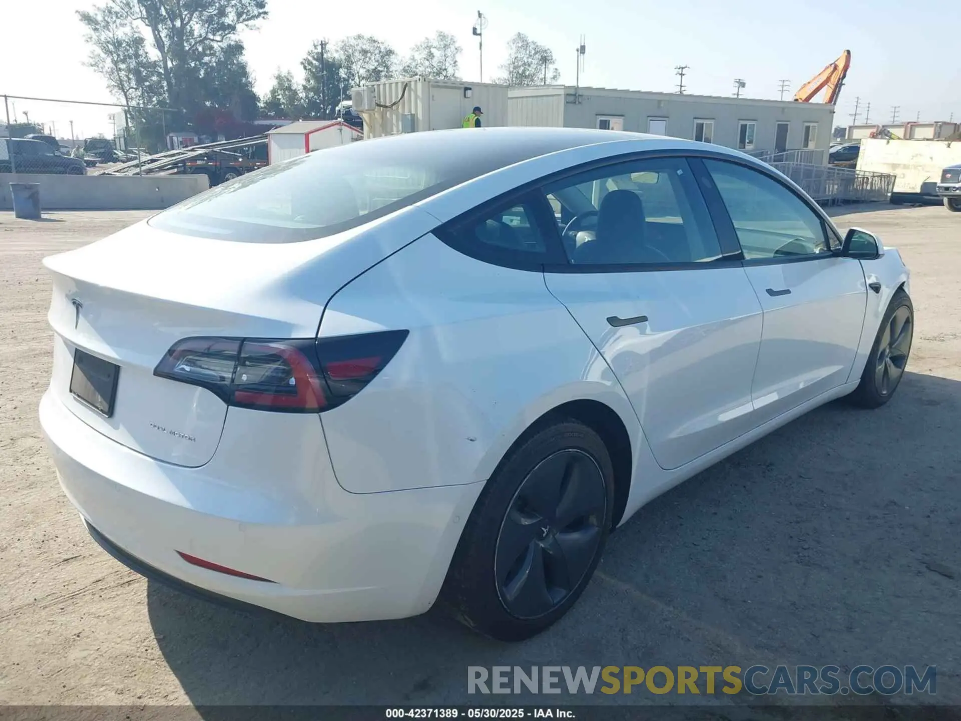 4 Фотография поврежденного автомобиля 5YJ3E1EB1NF332200 TESLA MODEL 3 2022