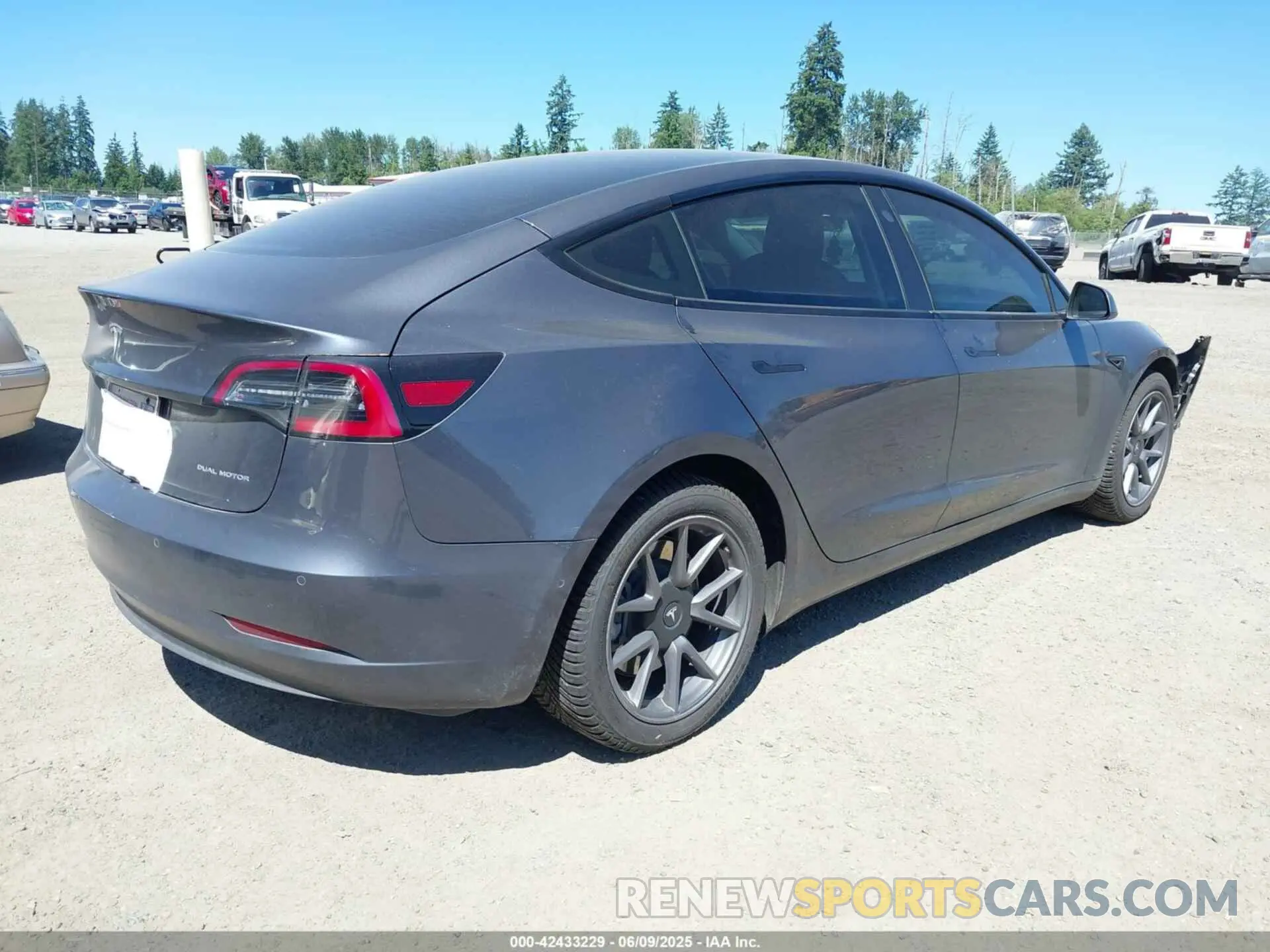 4 Photograph of a damaged car 5YJ3E1EB2NF182940 TESLA MODEL 3 2022