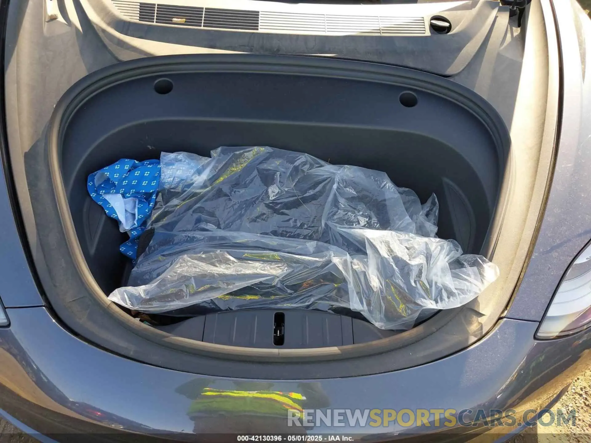 10 Photograph of a damaged car 5YJ3E1EB2NF183893 TESLA MODEL 3 2022