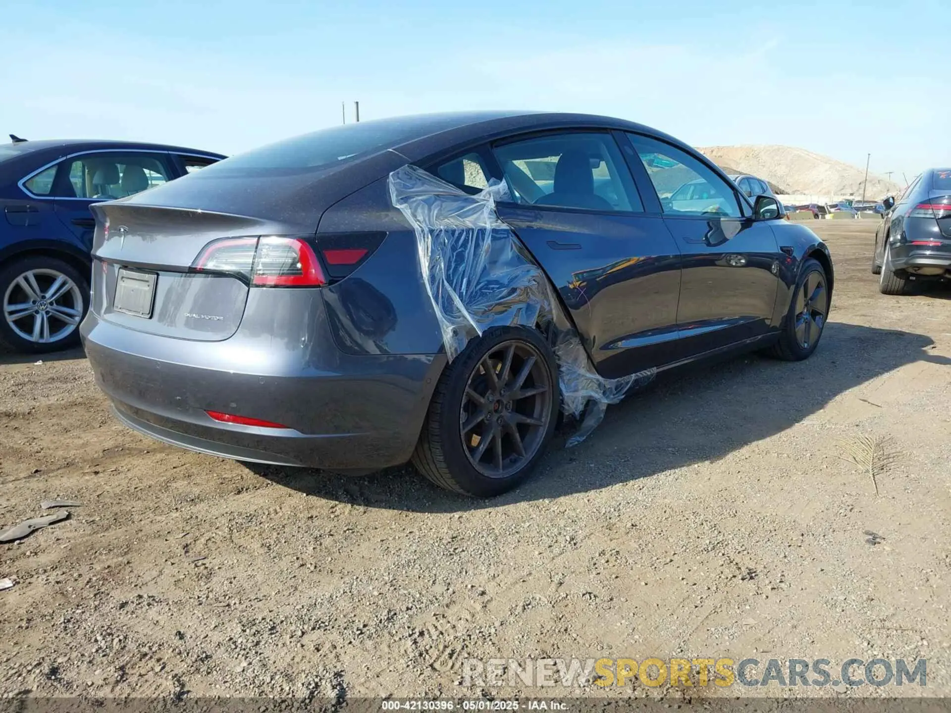 4 Photograph of a damaged car 5YJ3E1EB2NF183893 TESLA MODEL 3 2022