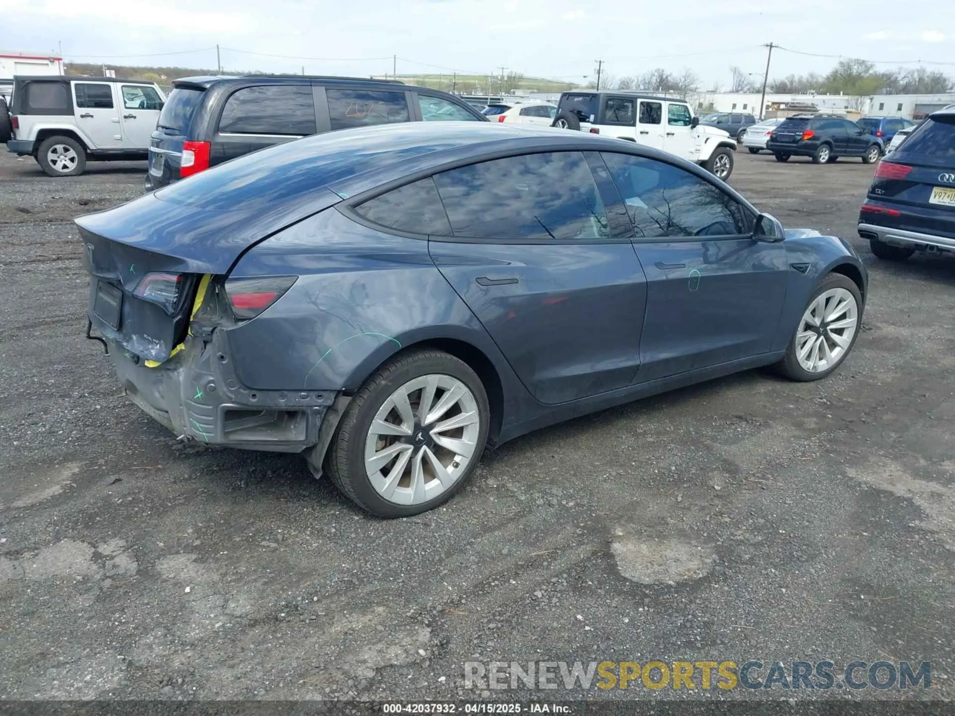 4 Photograph of a damaged car 5YJ3E1EB2NF203477 TESLA MODEL 3 2022
