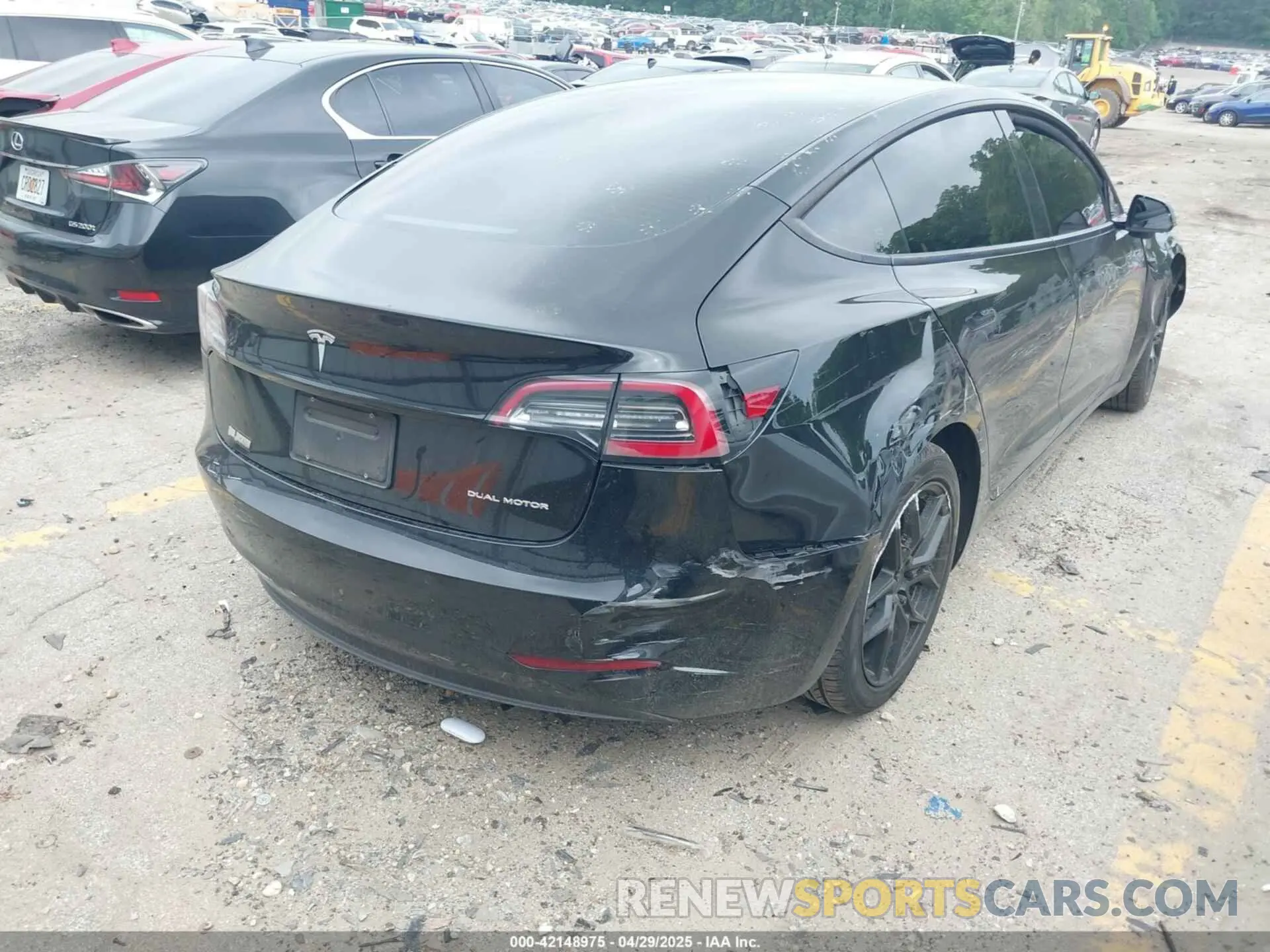 4 Photograph of a damaged car 5YJ3E1EB3NF289057 TESLA MODEL 3 2022