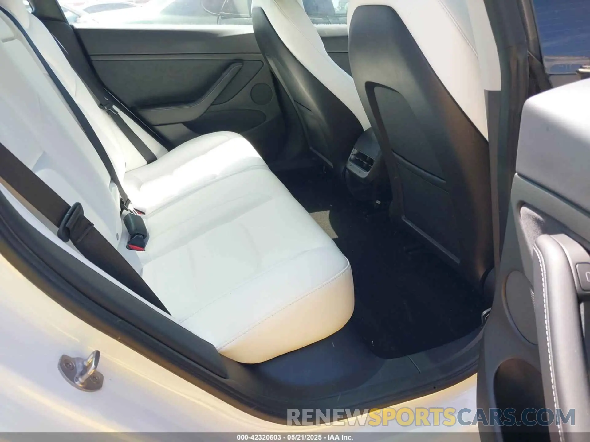 8 Photograph of a damaged car 5YJ3E1EB4NF169400 TESLA MODEL 3 2022