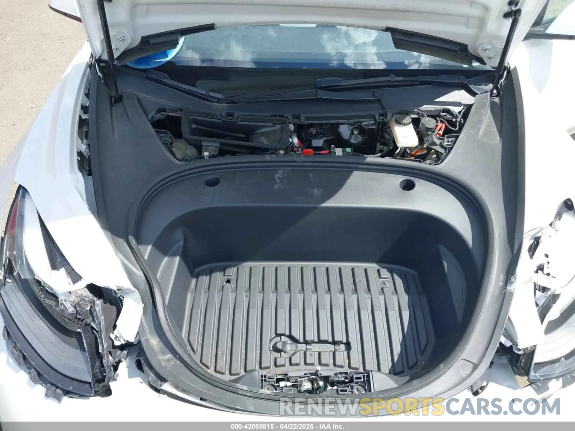 10 Photograph of a damaged car 5YJ3E1EB4NF183832 TESLA MODEL 3 2022