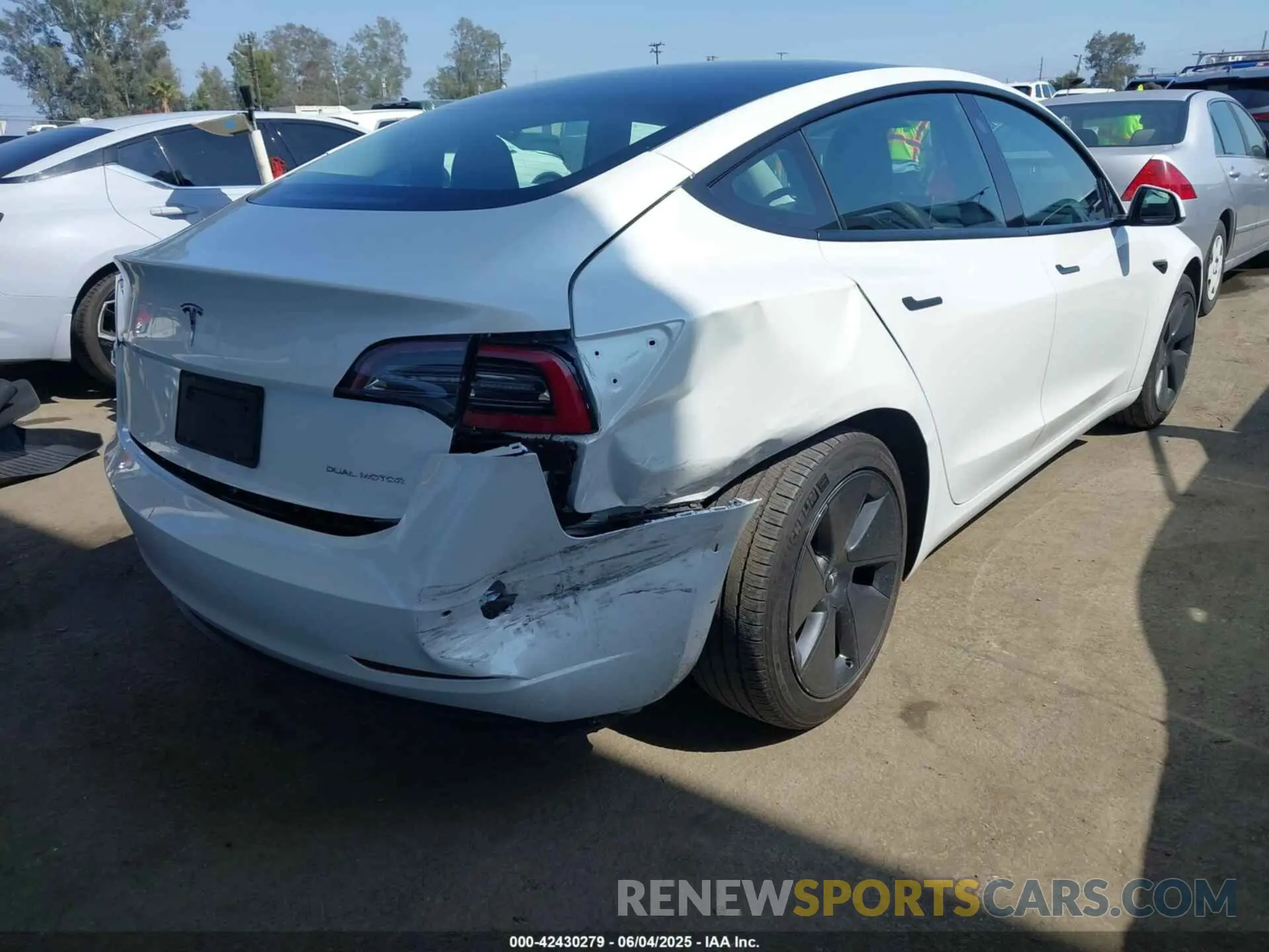 4 Фотография поврежденного автомобиля 5YJ3E1EB4NF183958 TESLA MODEL 3 2022
