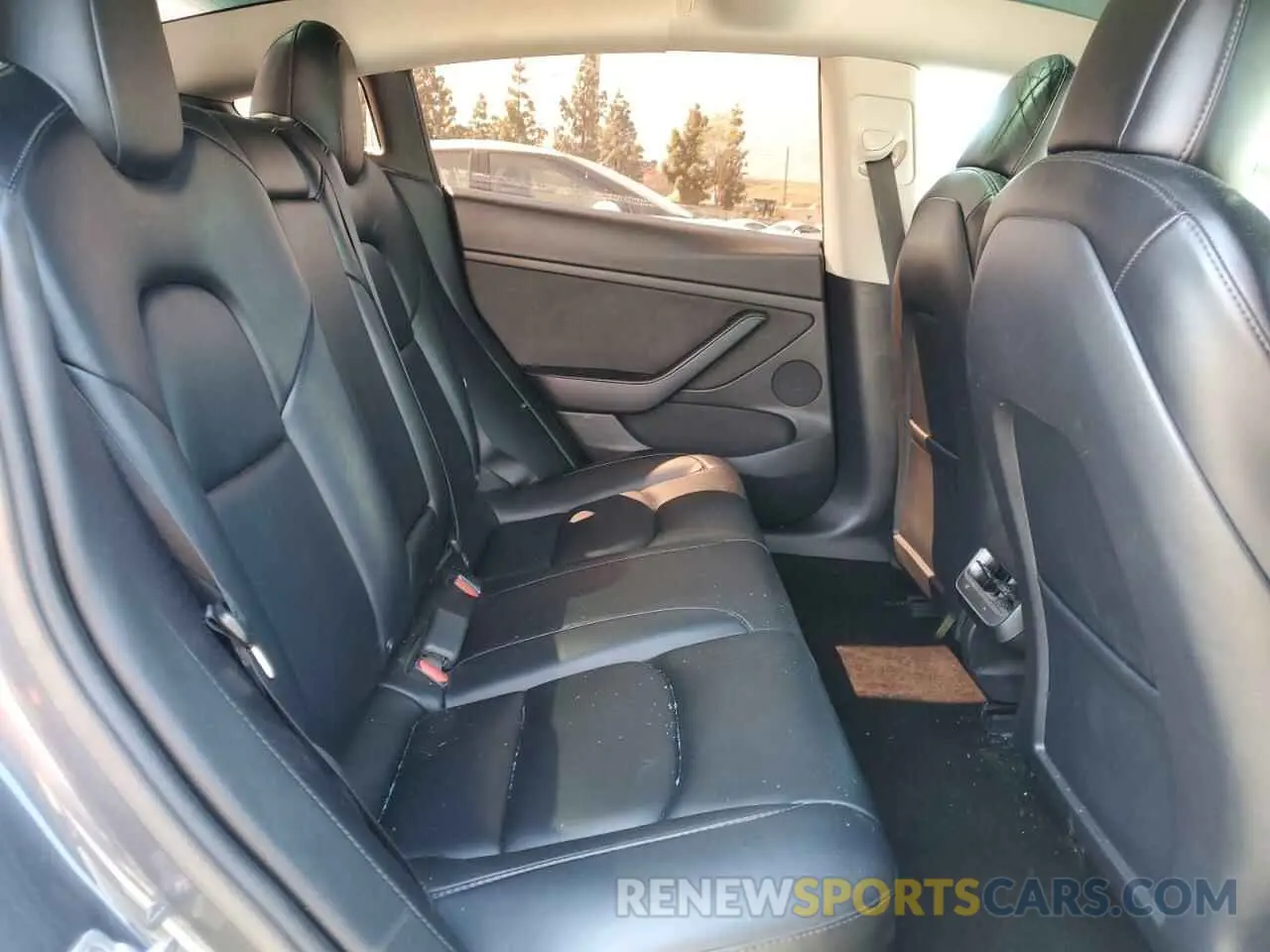 10 Photograph of a damaged car 5YJ3E1EB4NF186424 TESLA MODEL 3 2022
