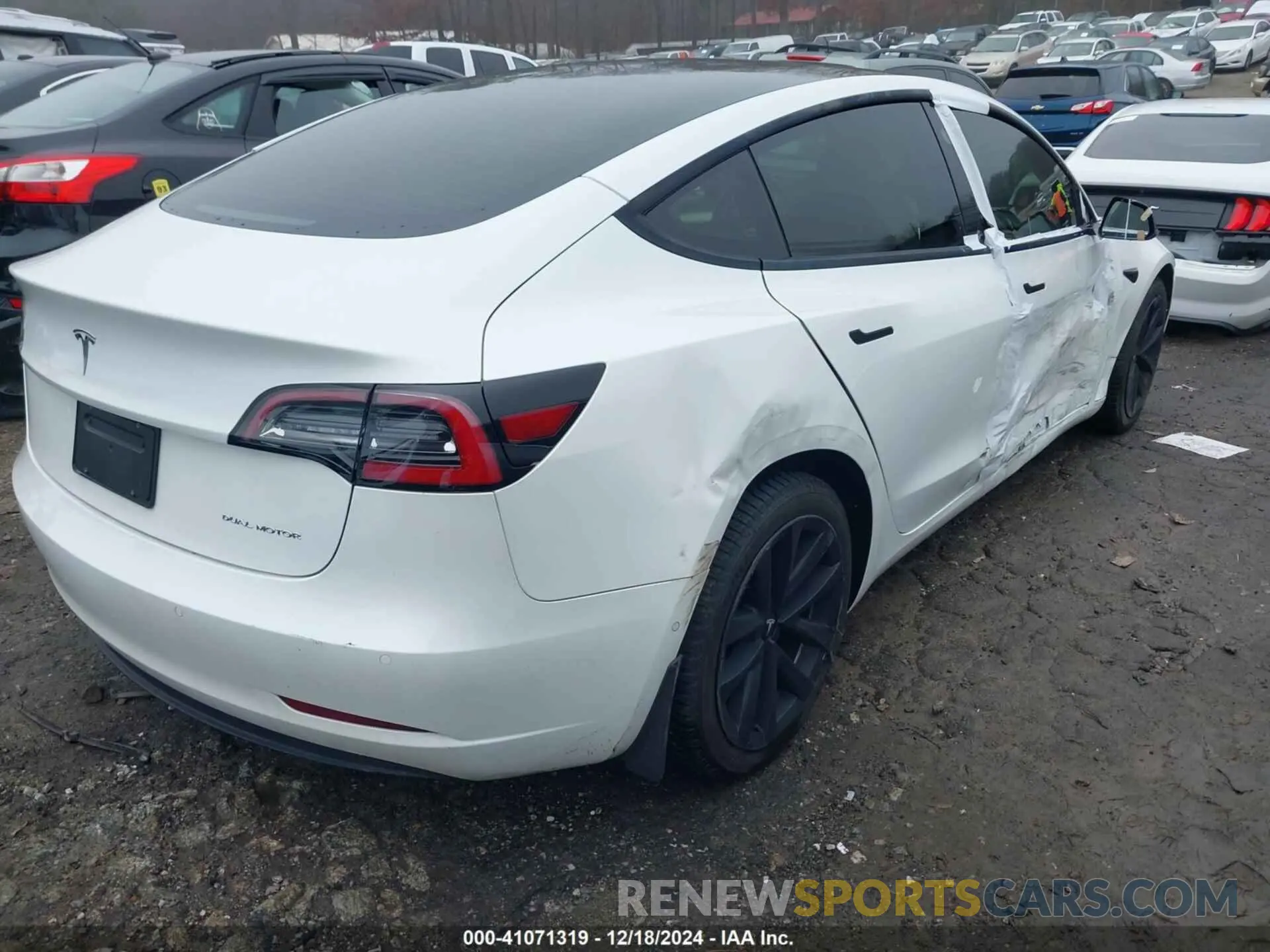 4 Photograph of a damaged car 5YJ3E1EB4NF241647 TESLA MODEL 3 2022