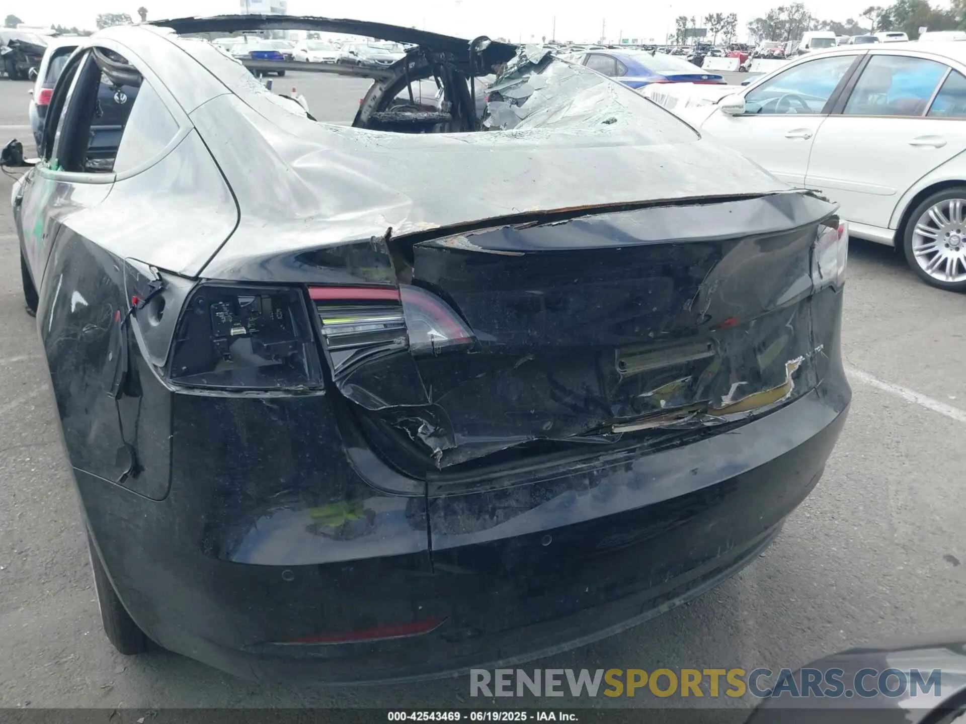 12 Photograph of a damaged car 5YJ3E1EB5NF263687 TESLA MODEL 3 2022