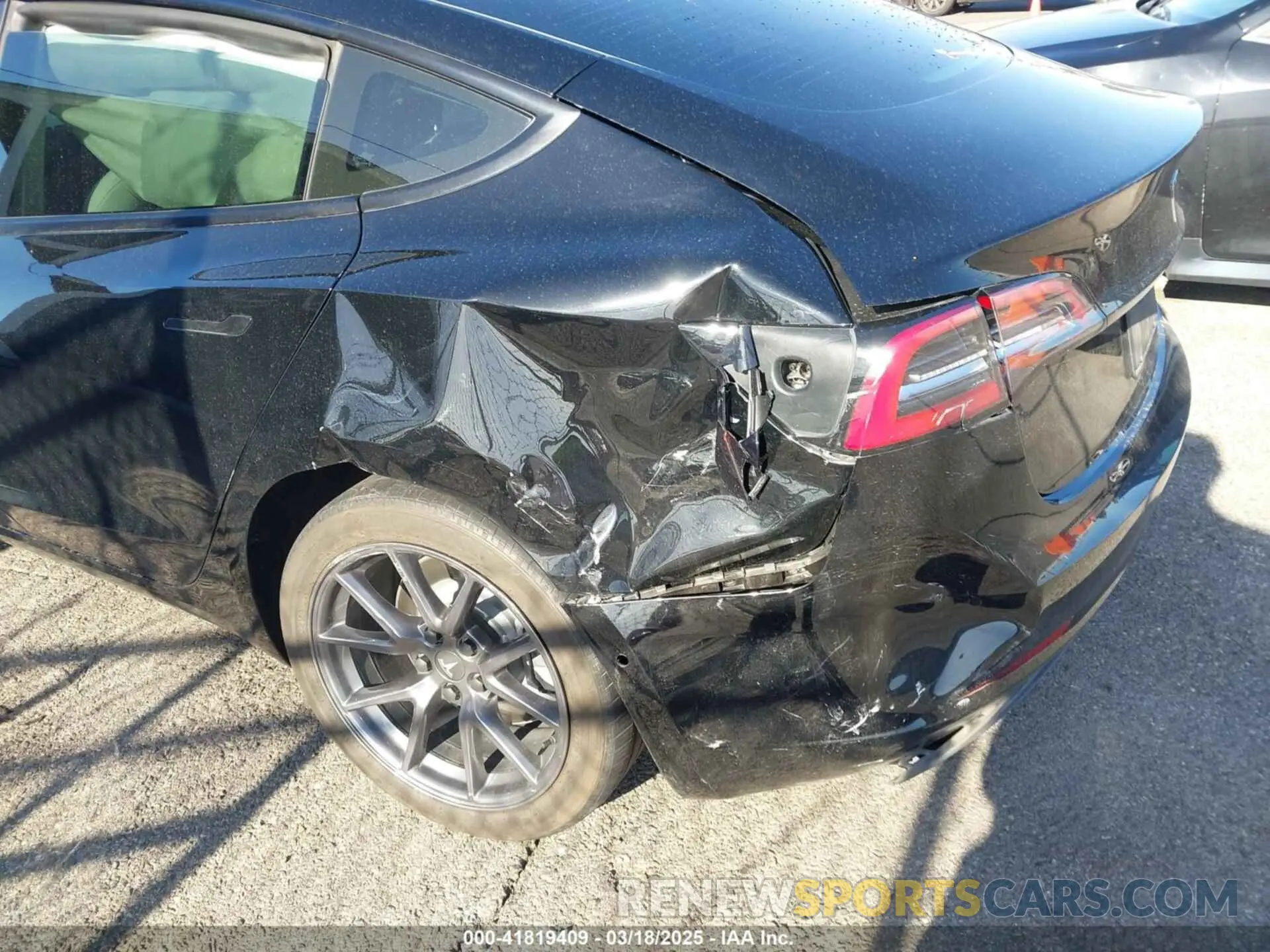 18 Photograph of a damaged car 5YJ3E1EB6NF233131 TESLA MODEL 3 2022