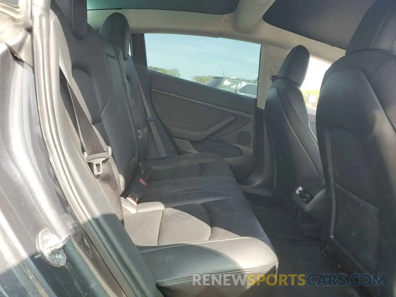 10 Photograph of a damaged car 5YJ3E1EB7NF198115 TESLA MODEL 3 2022