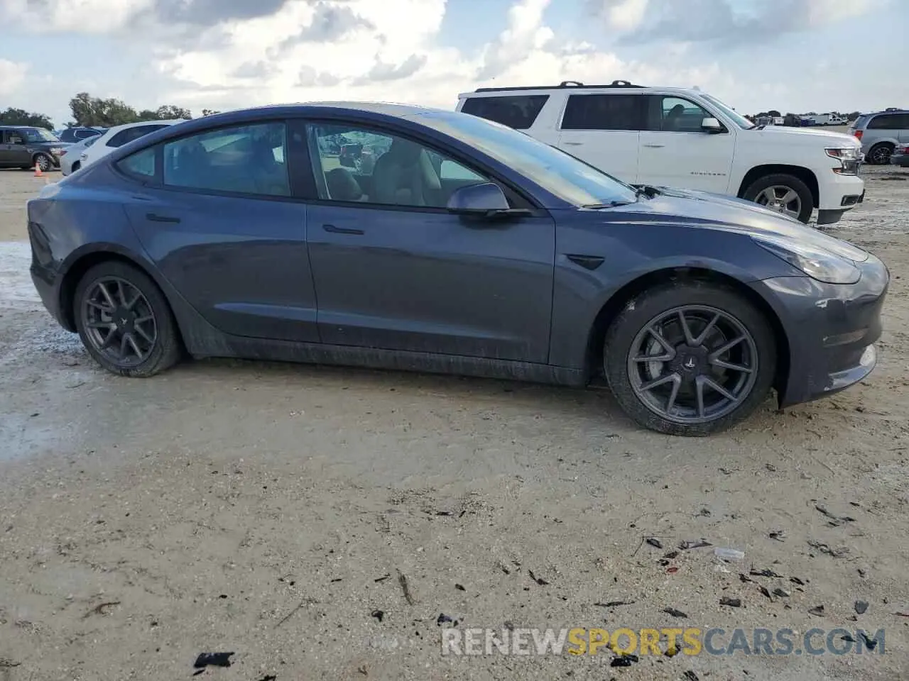 4 Photograph of a damaged car 5YJ3E1EB7NF233574 TESLA MODEL 3 2022