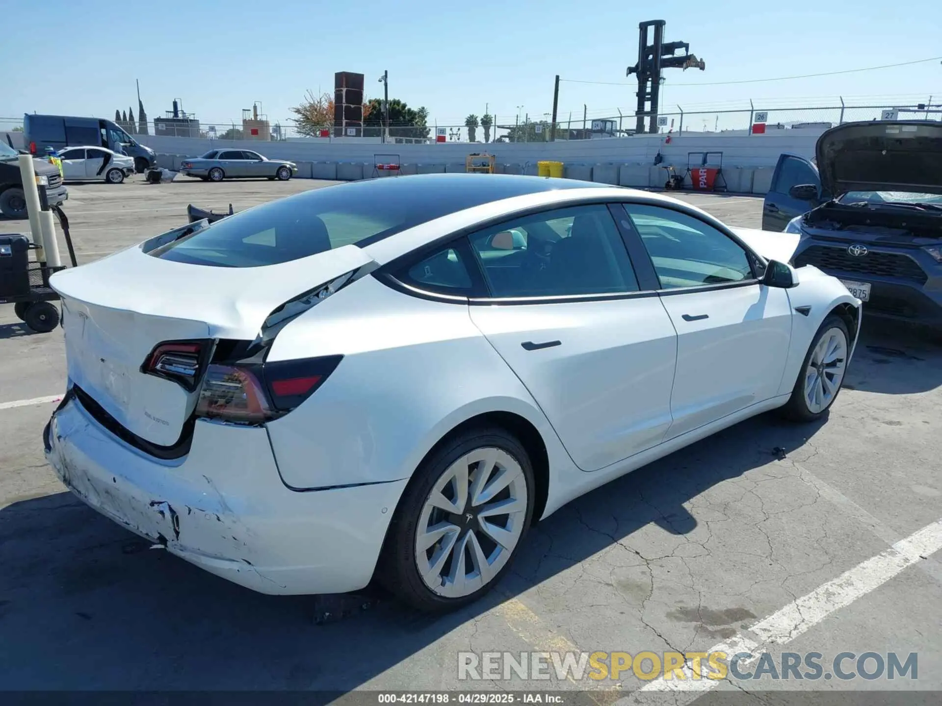 4 Фотография поврежденного автомобиля 5YJ3E1EB8NF127361 TESLA MODEL 3 2022