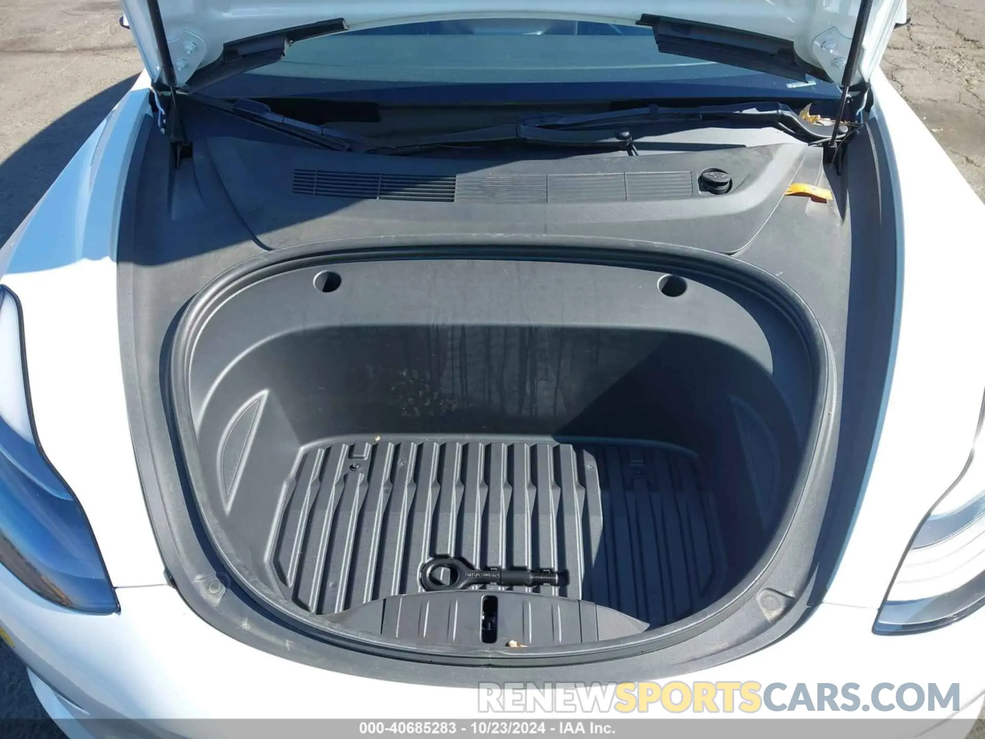 10 Photograph of a damaged car 5YJ3E1EB8NF137226 TESLA MODEL 3 2022