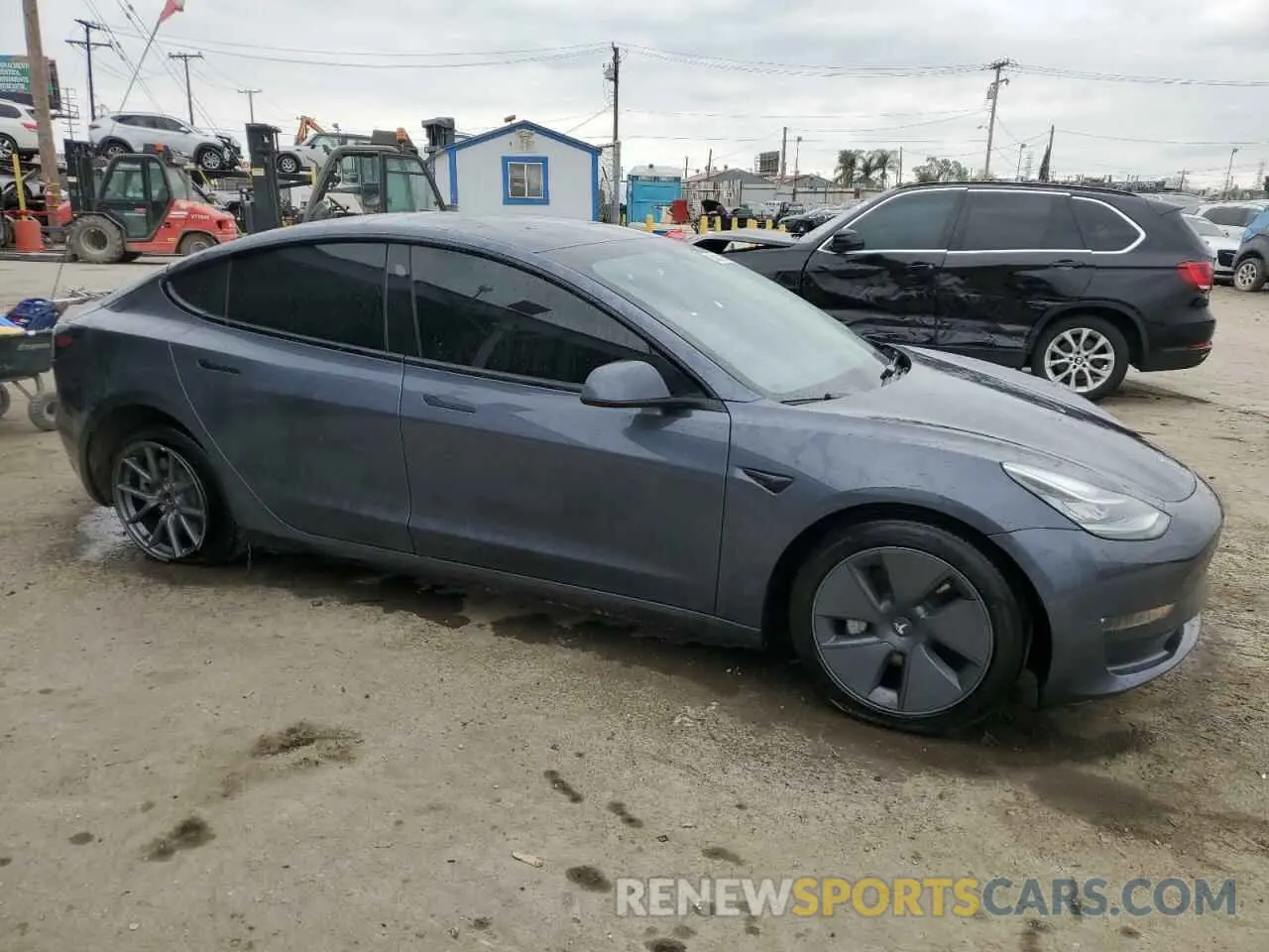 4 Photograph of a damaged car 5YJ3E1EB9NF258816 TESLA MODEL 3 2022