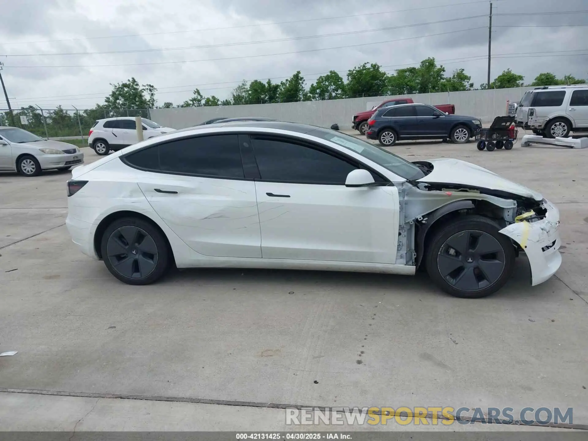 12 Photograph of a damaged car 5YJ3E1EBXNF246318 TESLA MODEL 3 2022
