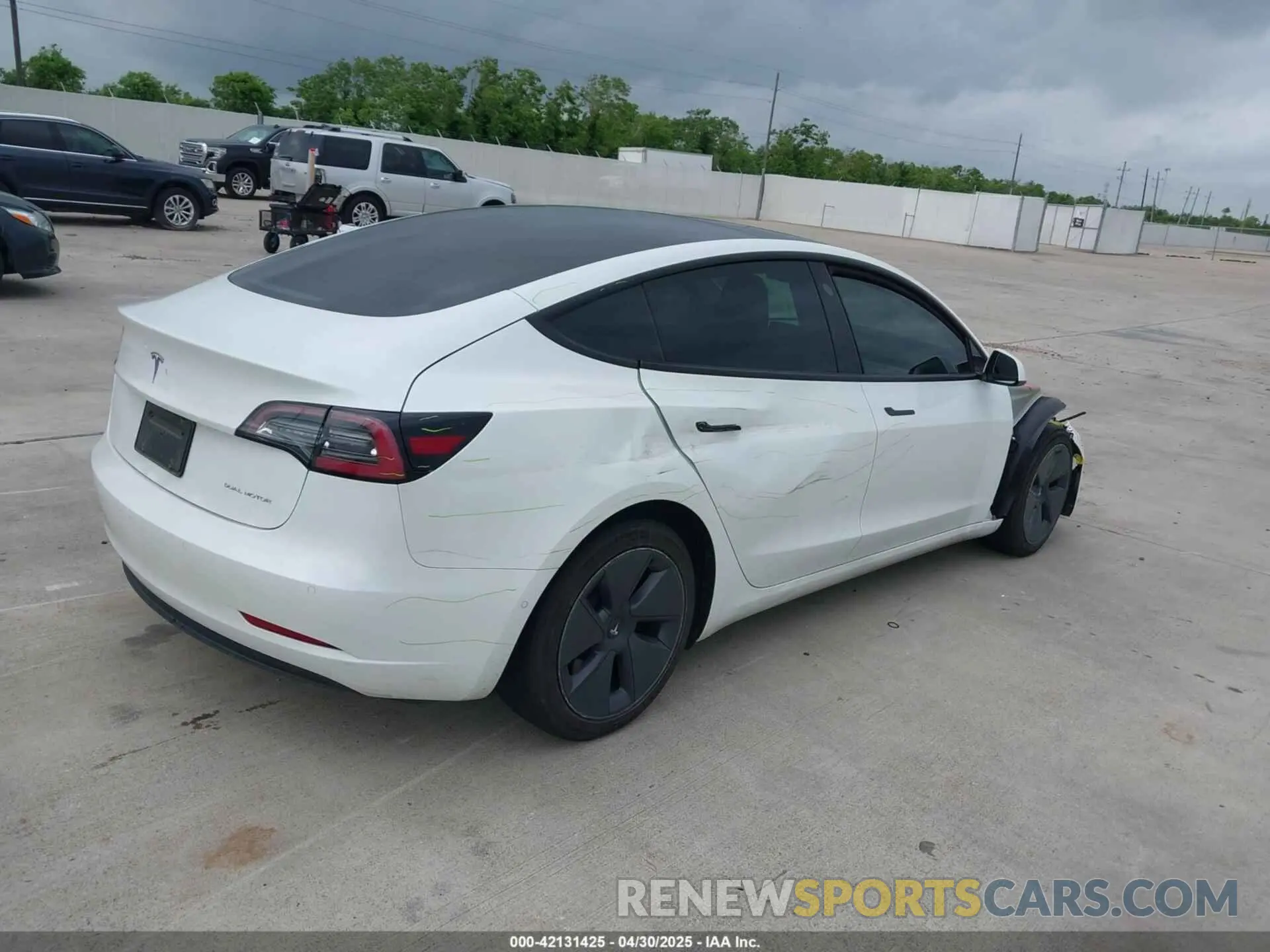4 Photograph of a damaged car 5YJ3E1EBXNF246318 TESLA MODEL 3 2022