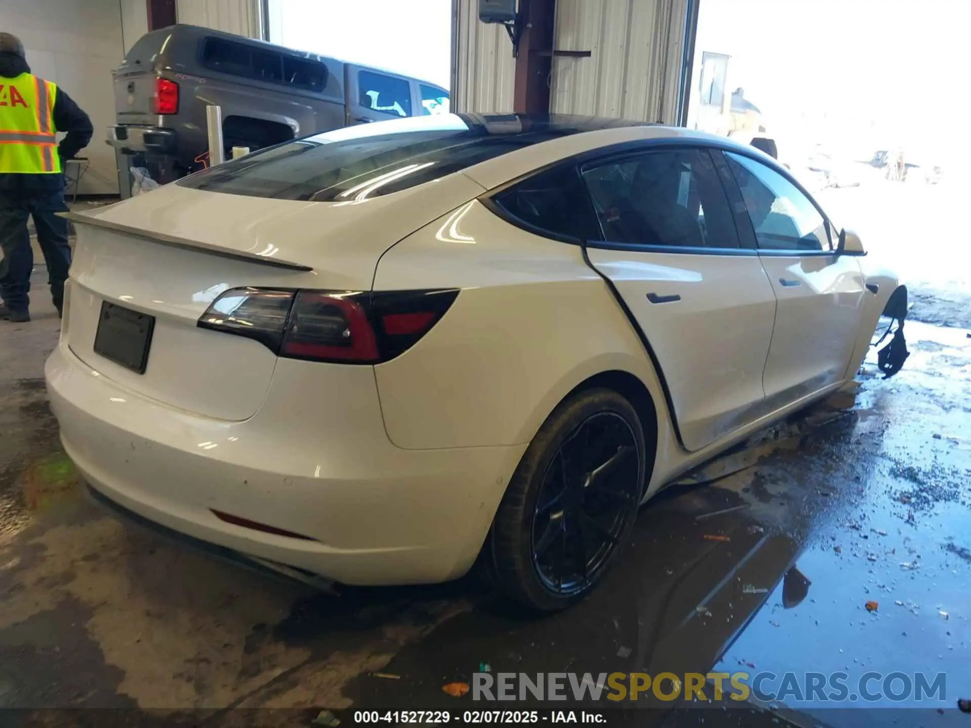 4 Photograph of a damaged car 5YJ3E1EC7NF202933 TESLA MODEL 3 2022