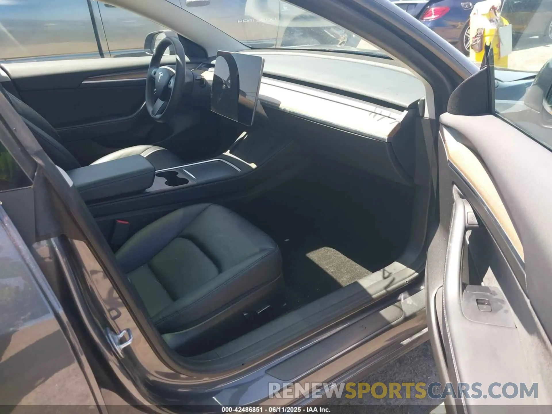 5 Photograph of a damaged car 5YJ3E1EA2PF639384 TESLA MODEL 3 2023