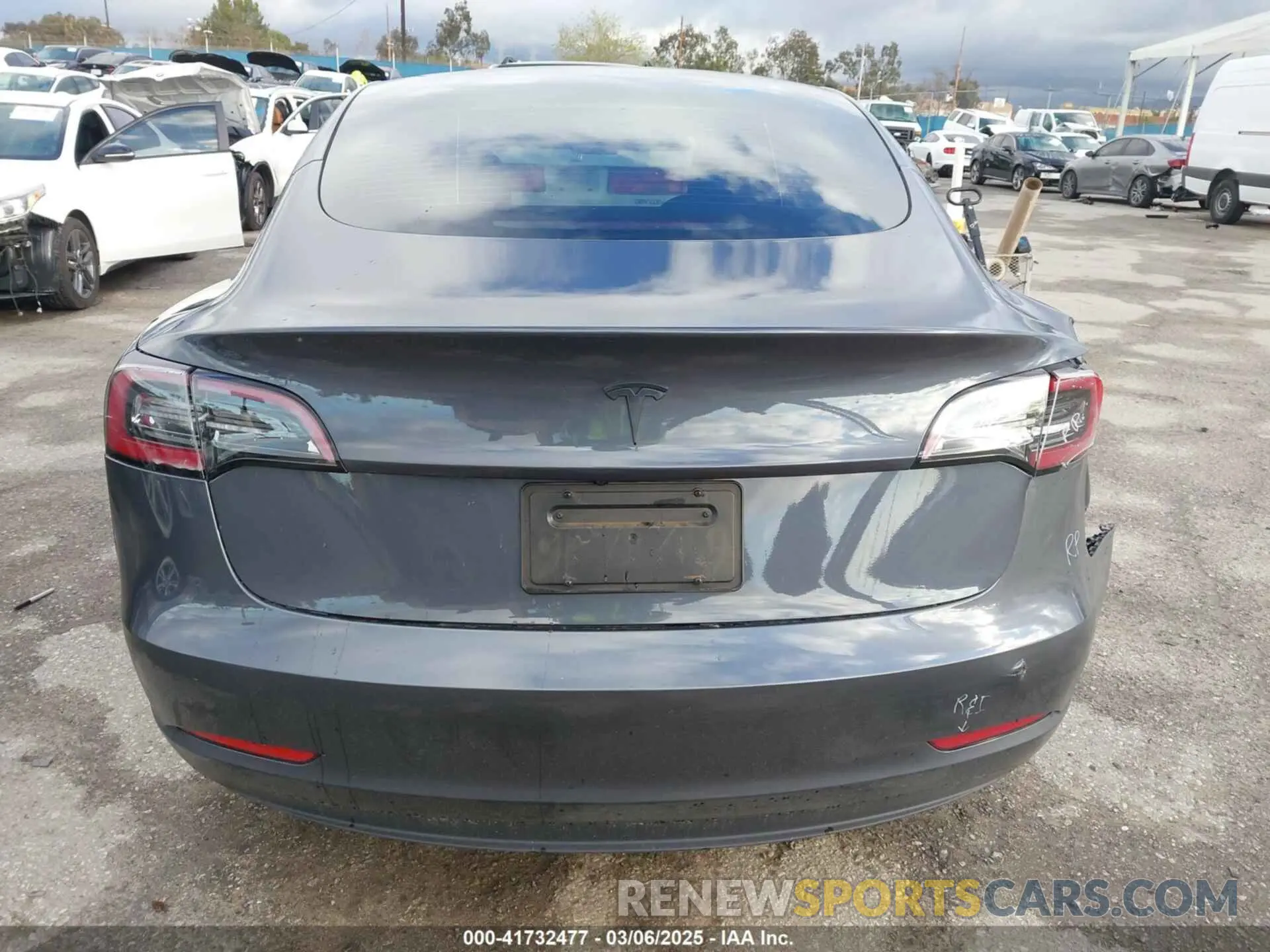 17 Photograph of a damaged car 5YJ3E1EA4PF569645 TESLA MODEL 3 2023