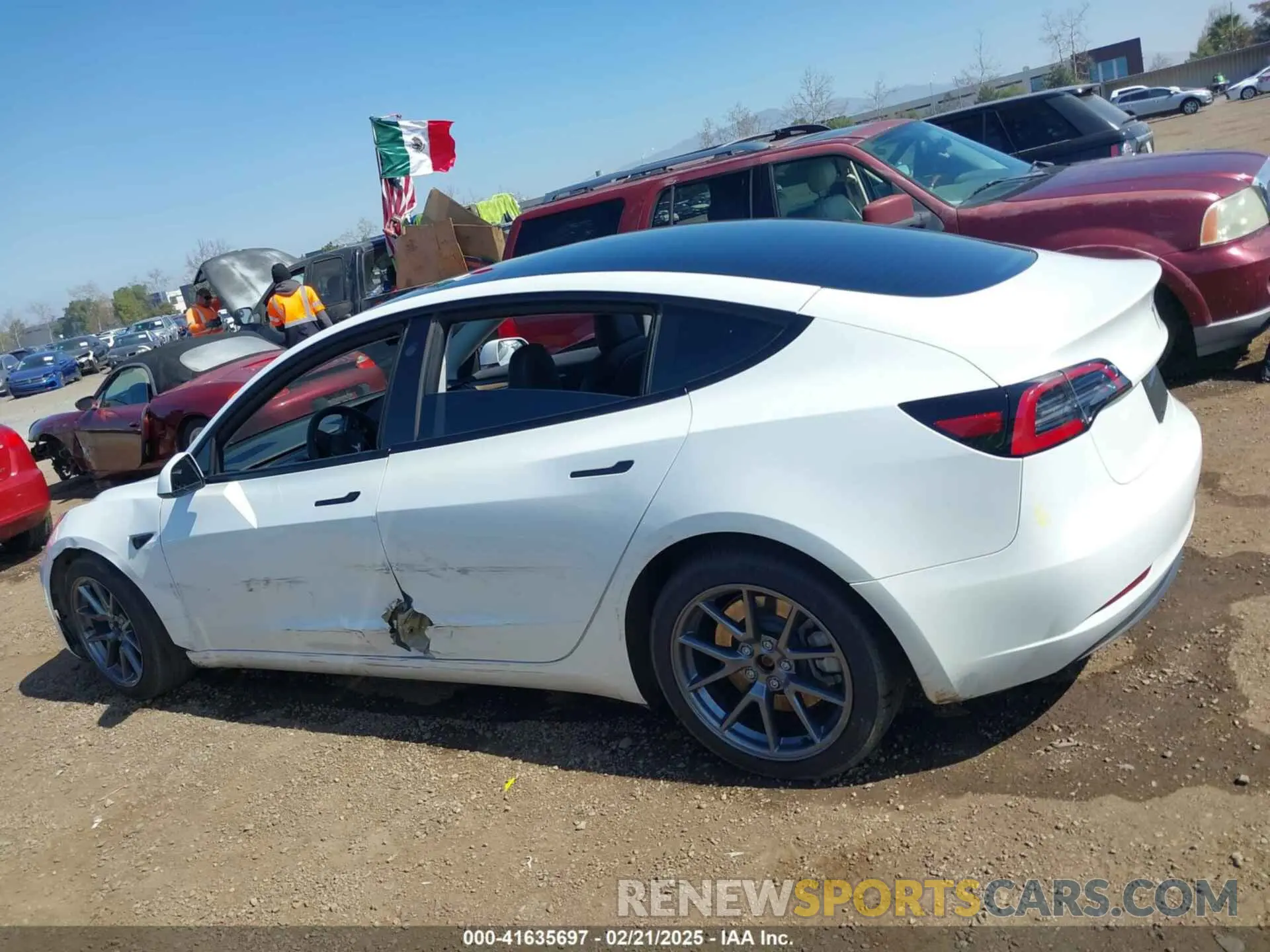 14 Photograph of a damaged car 5YJ3E1EA5PF638309 TESLA MODEL 3 2023