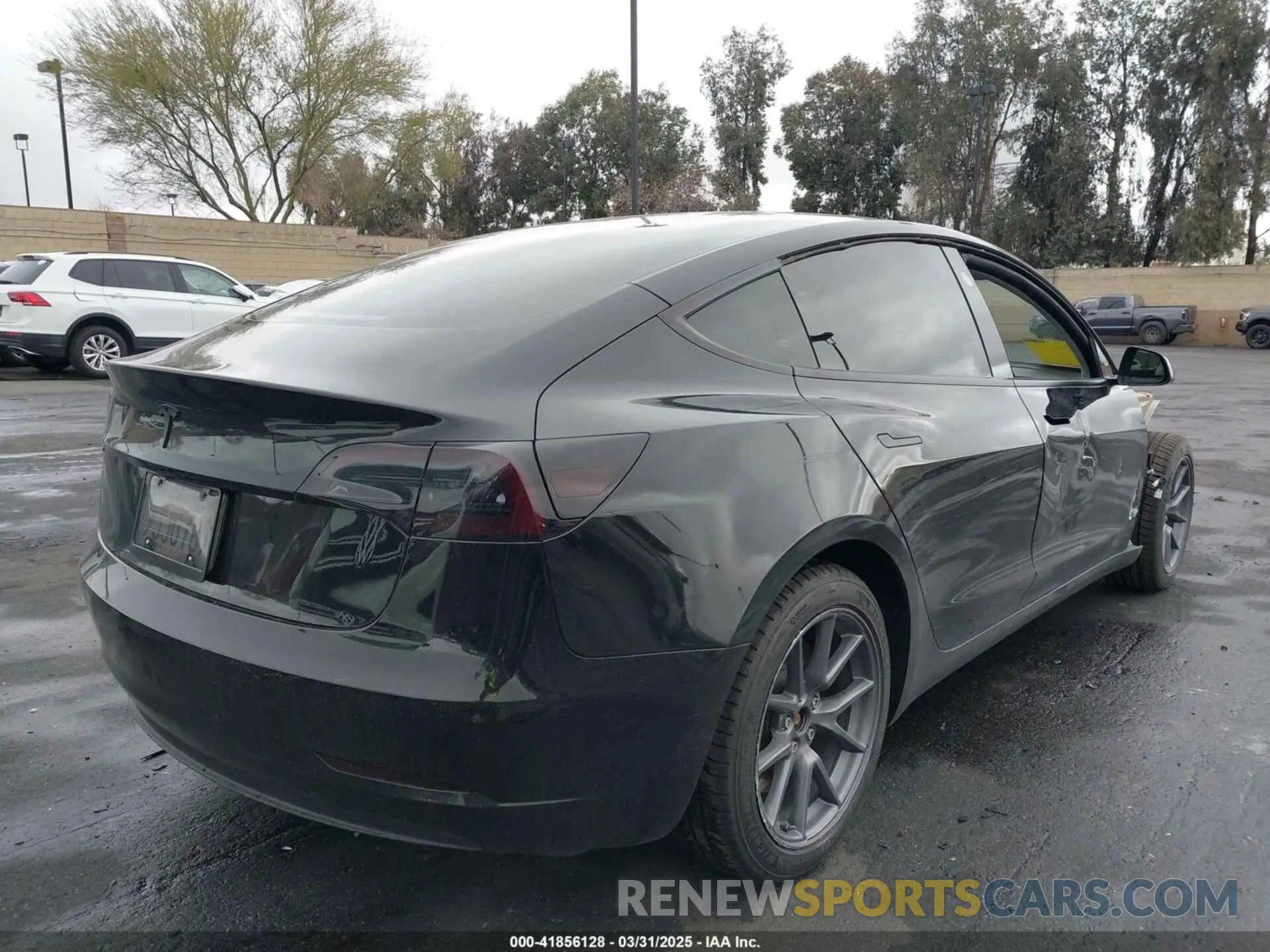 4 Фотография поврежденного автомобиля 5YJ3E1EA7PF587427 TESLA MODEL 3 2023