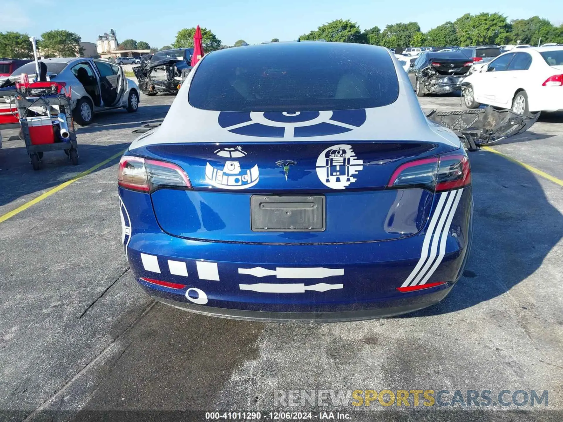 17 Photograph of a damaged car 5YJ3E1EA8PF663365 TESLA MODEL 3 2023