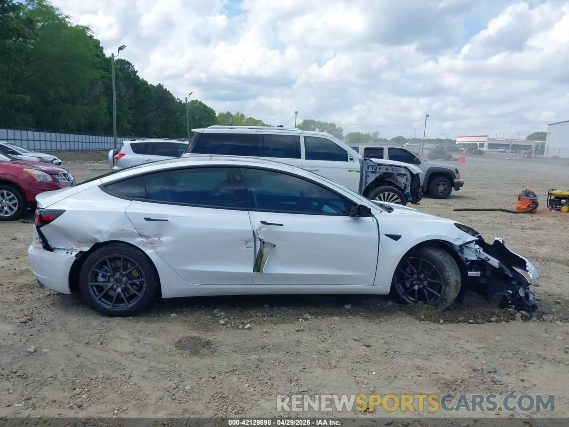 13 Фотография поврежденного автомобиля 5YJ3E1EA8PF690033 TESLA MODEL 3 2023