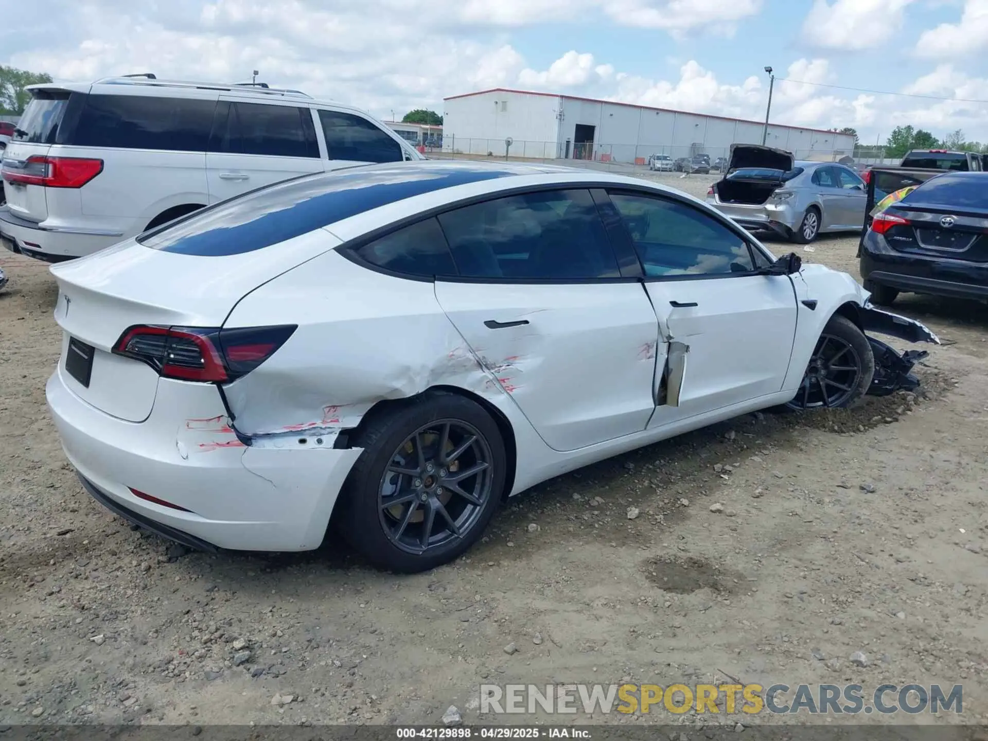 4 Фотография поврежденного автомобиля 5YJ3E1EA8PF690033 TESLA MODEL 3 2023