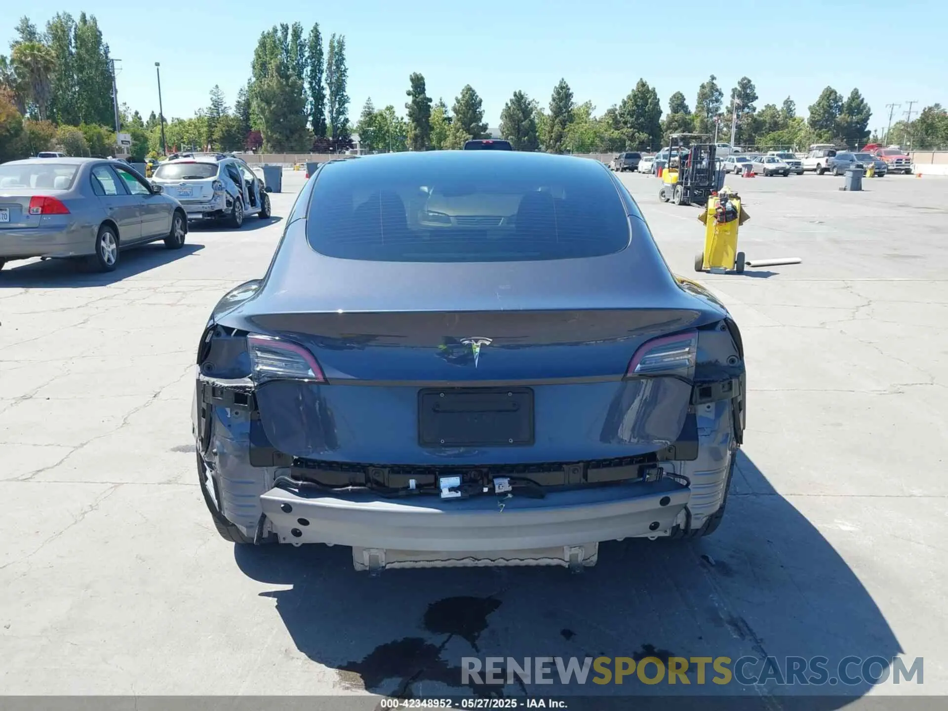 17 Фотография поврежденного автомобиля 5YJ3E1EAXPF405588 TESLA MODEL 3 2023