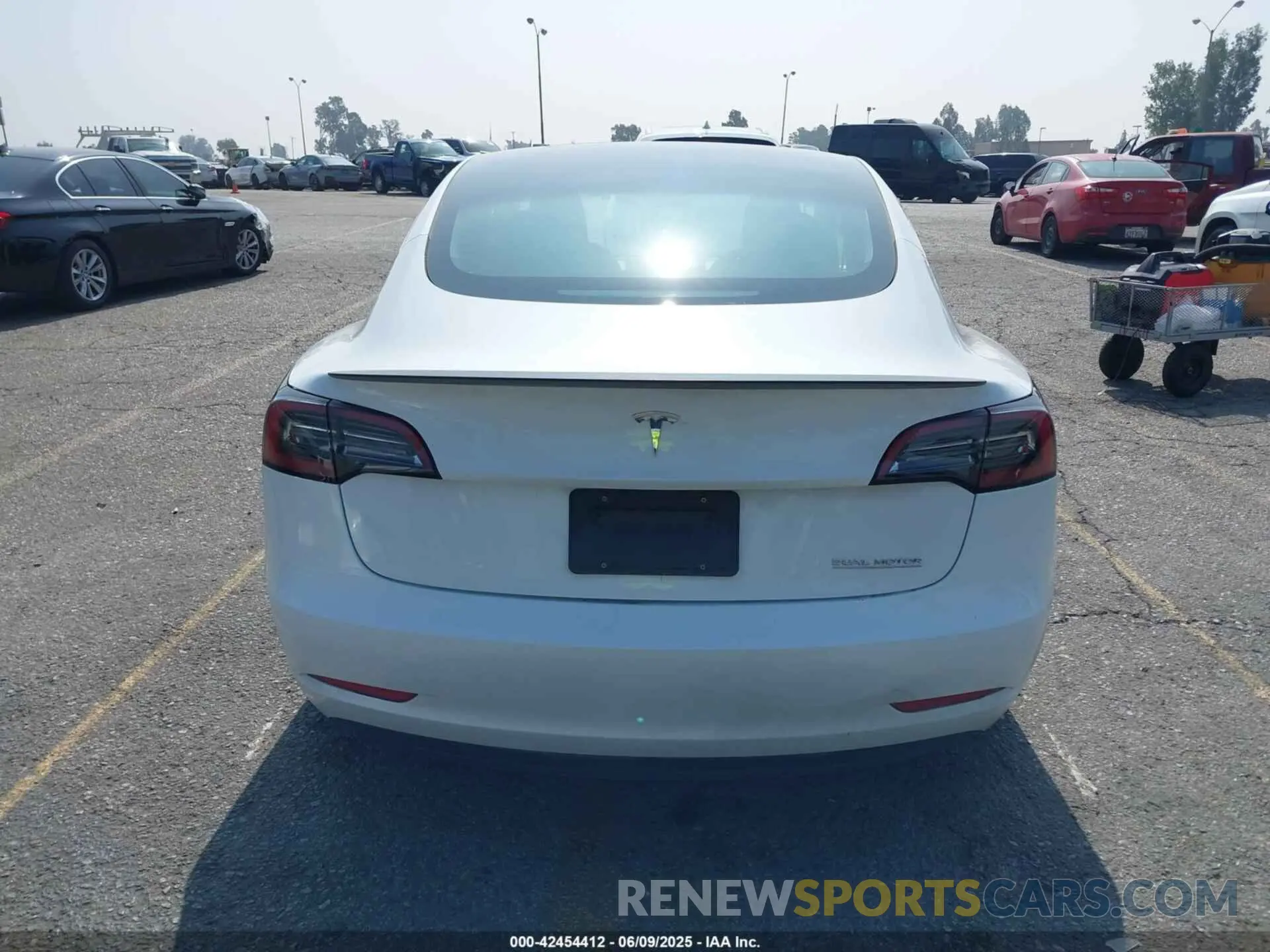 17 Photograph of a damaged car 5YJ3E1EC8PF504525 TESLA MODEL 3 2023