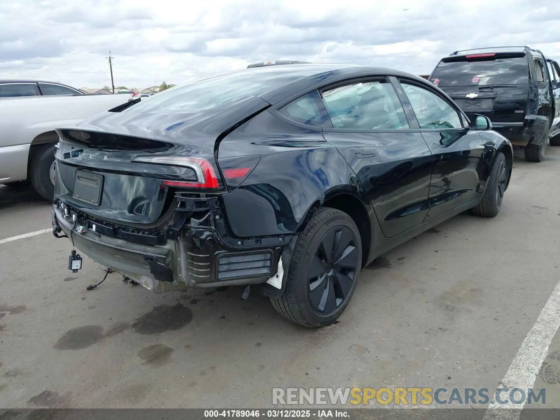 4 Photograph of a damaged car 5YJ3E1EA1RF831561 TESLA MODEL 3 2024