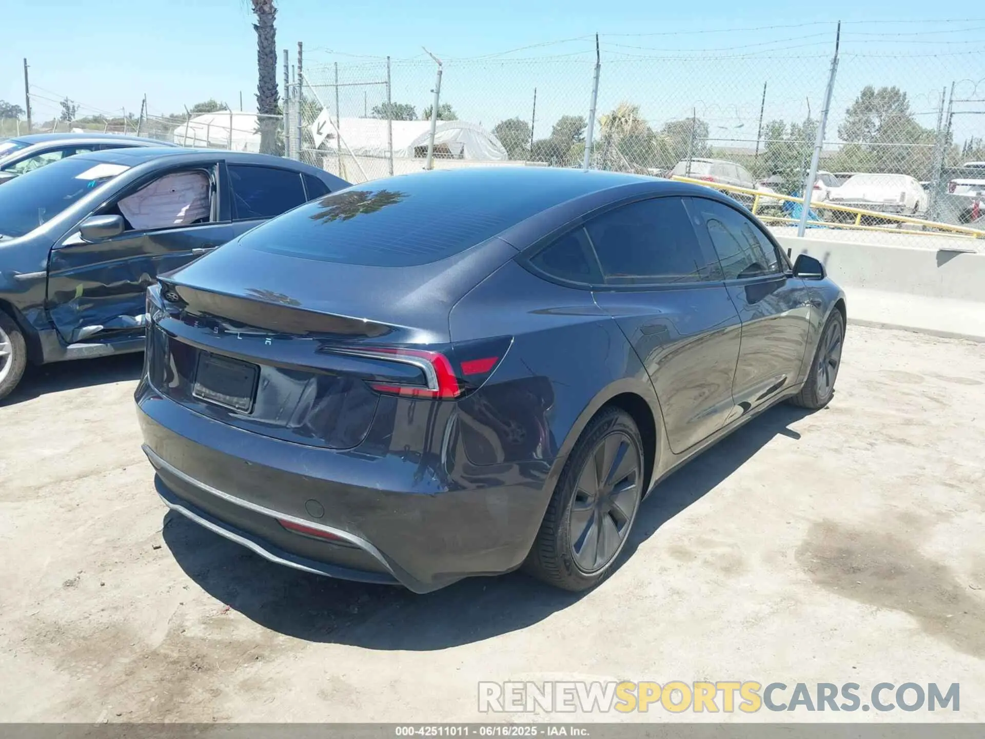 4 Фотография поврежденного автомобиля 5YJ3E1EA5RF754824 TESLA MODEL 3 2024