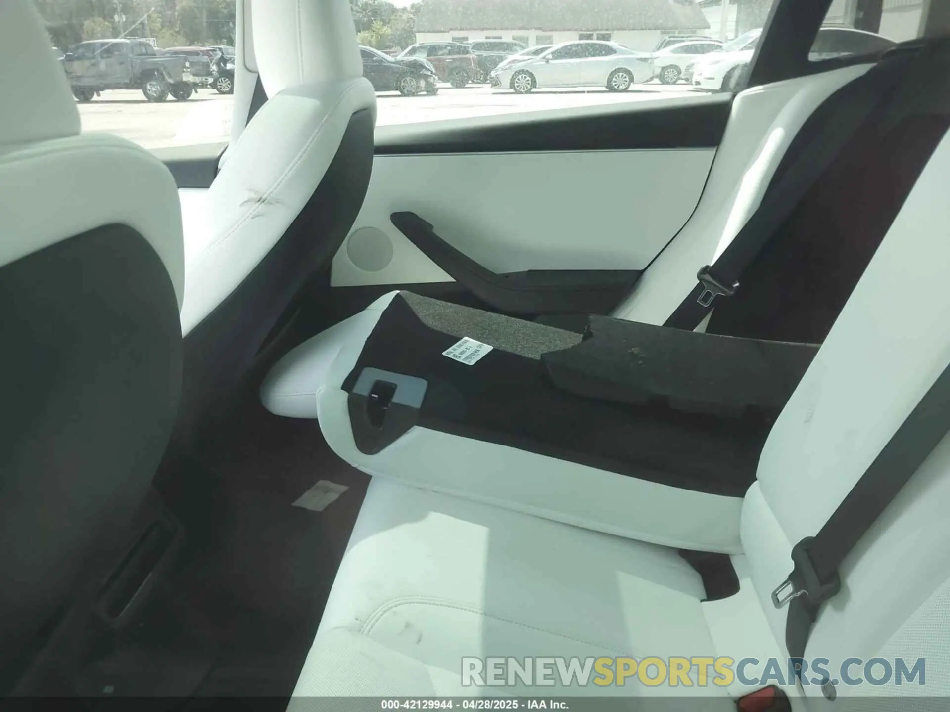 8 Photograph of a damaged car 5YJ3E1EAXRF864719 TESLA MODEL 3 2024