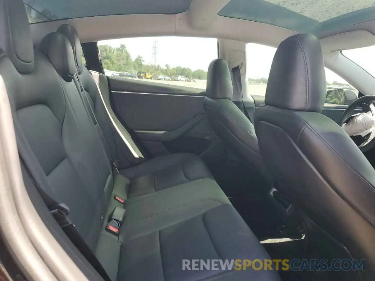 10 Photograph of a damaged car 5YJ3E1EB1RF731923 TESLA MODEL 3 2024