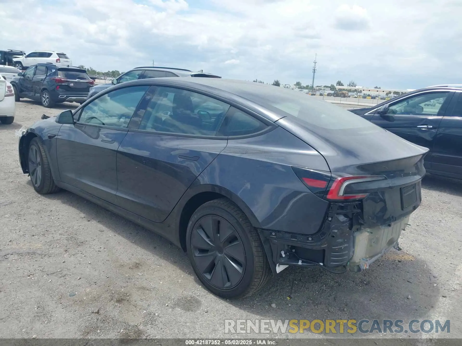 3 Фотография поврежденного автомобиля 5YJ3E1EA1SF903204 TESLA MODEL 3 2025