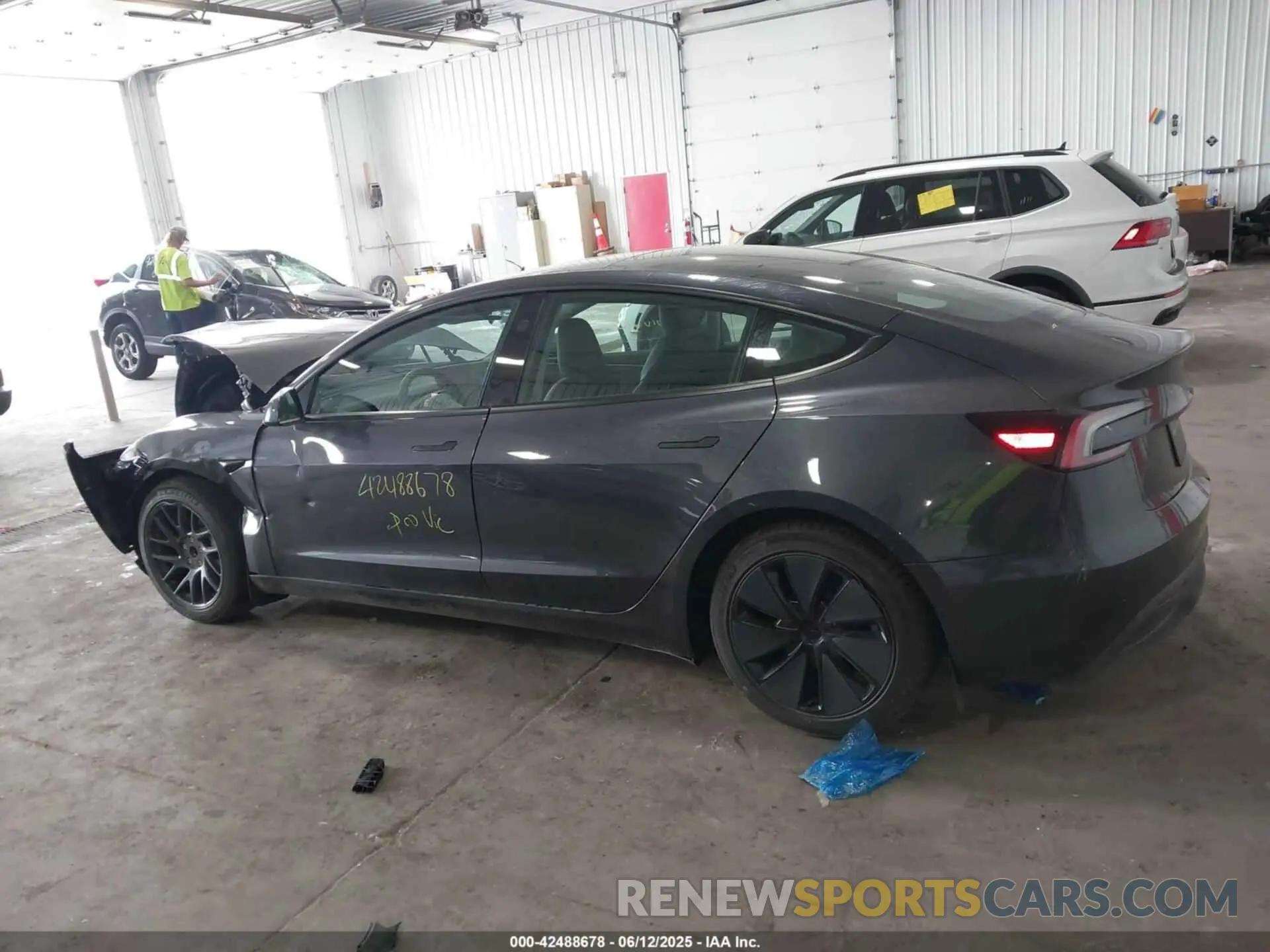 13 Фотография поврежденного автомобиля 5YJ3E1EA4SF007401 TESLA MODEL 3 2025