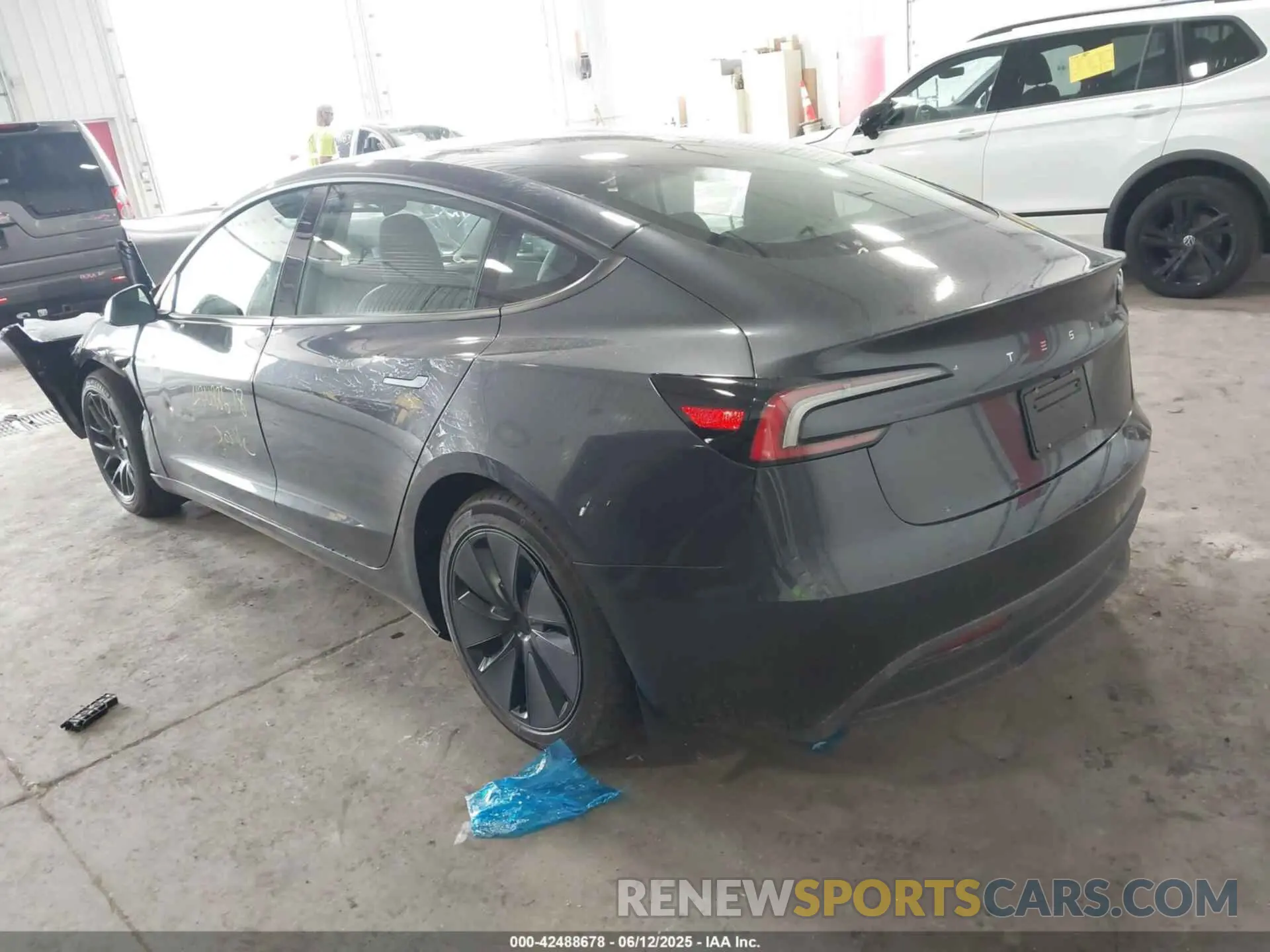 3 Фотография поврежденного автомобиля 5YJ3E1EA4SF007401 TESLA MODEL 3 2025