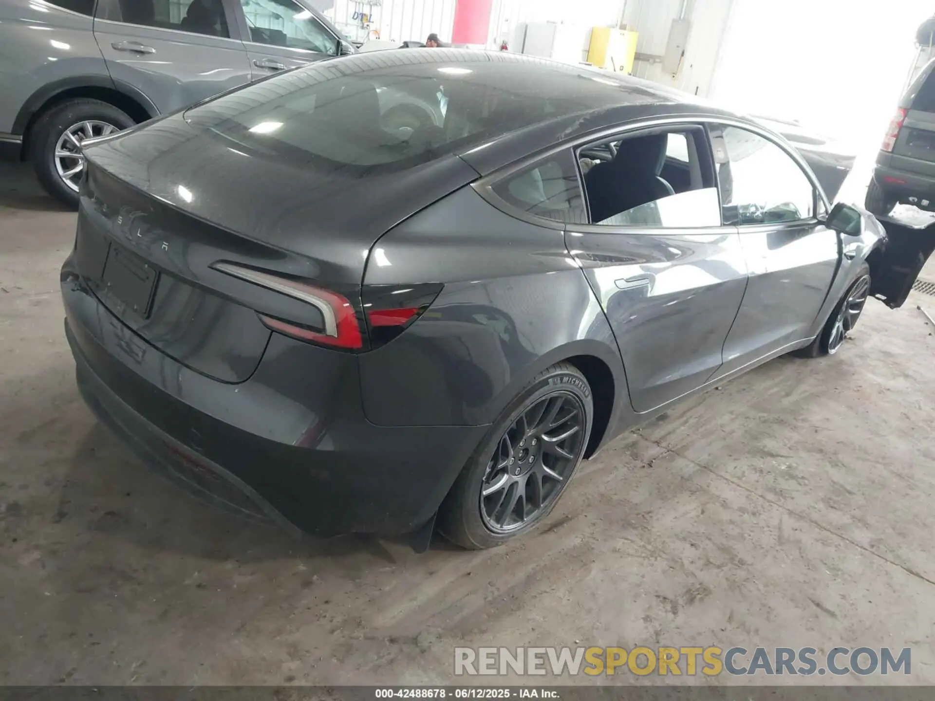 4 Фотография поврежденного автомобиля 5YJ3E1EA4SF007401 TESLA MODEL 3 2025
