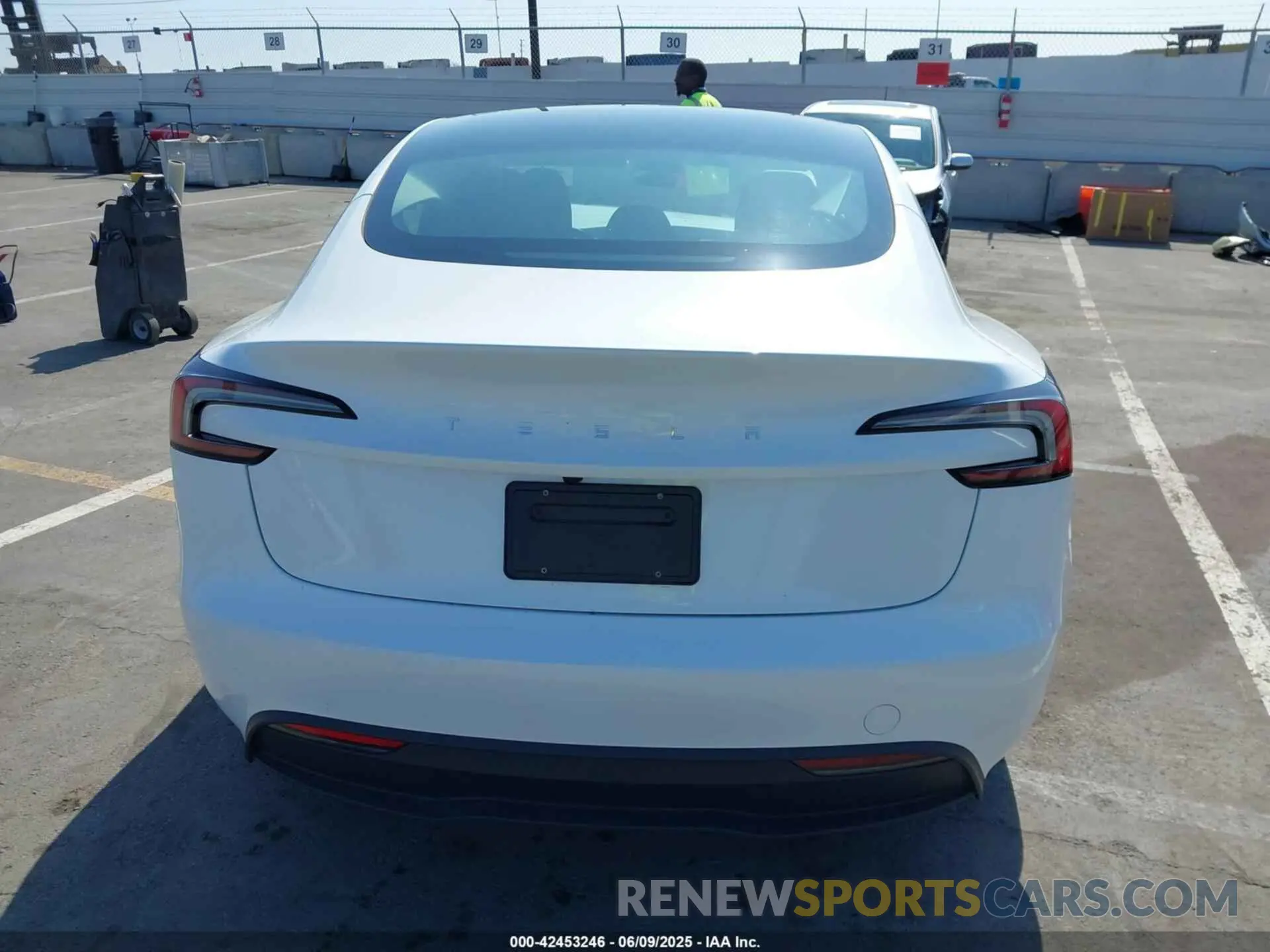 17 Фотография поврежденного автомобиля 5YJ3E1EA4SF903567 TESLA MODEL 3 2025