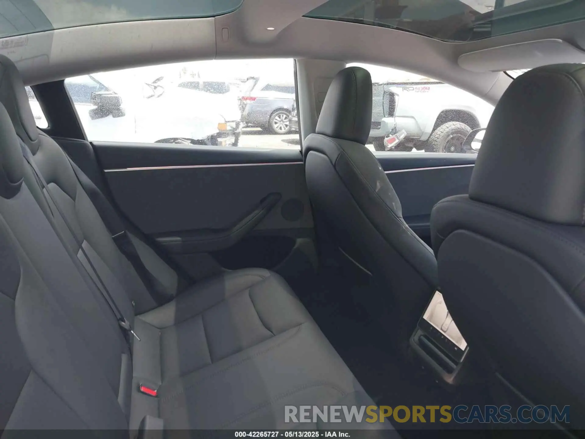 8 Фотография поврежденного автомобиля 5YJ3E1EA5SF915047 TESLA MODEL 3 2025