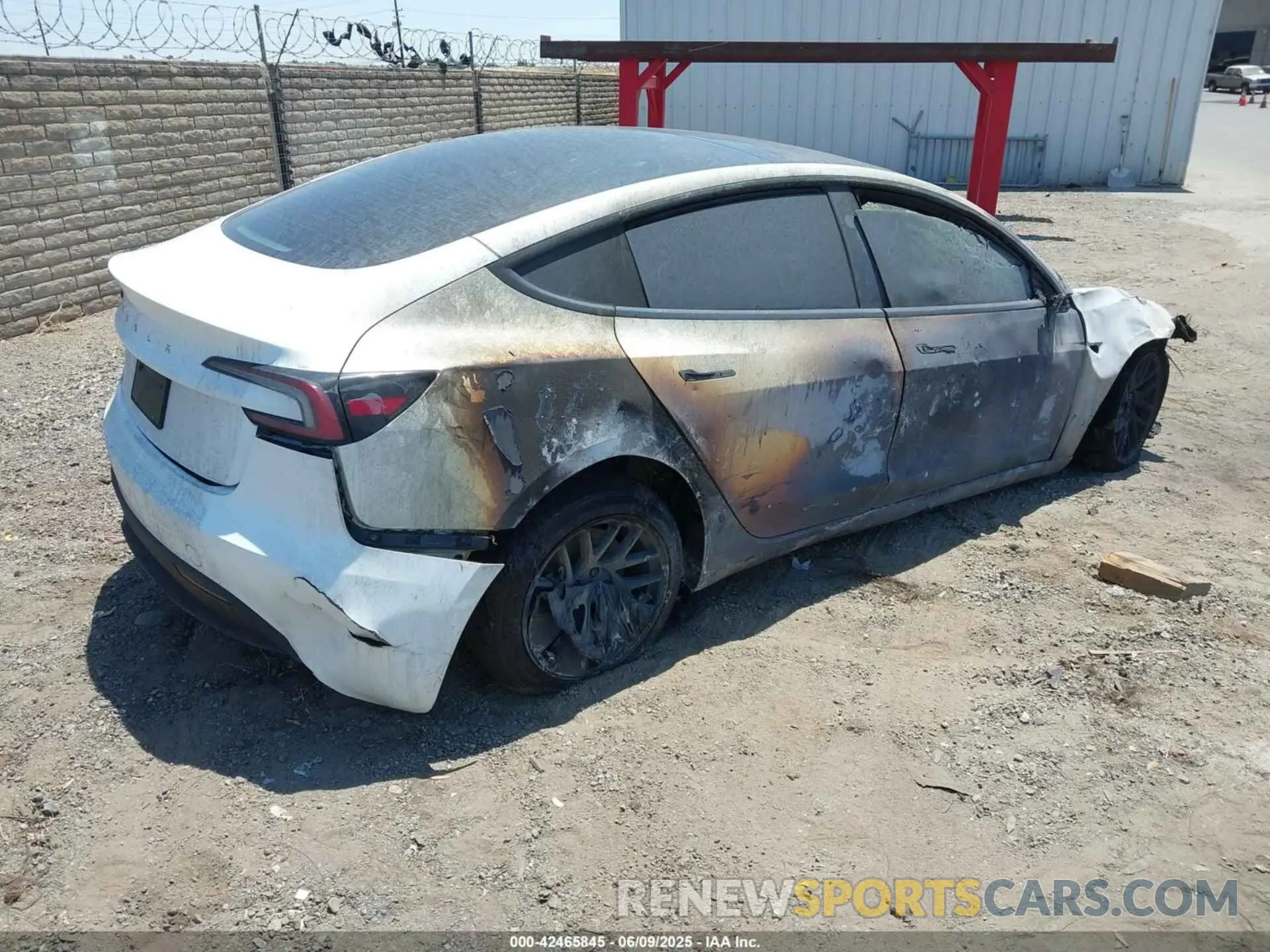 4 Фотография поврежденного автомобиля 5YJ3E1EA6SF014611 TESLA MODEL 3 2025