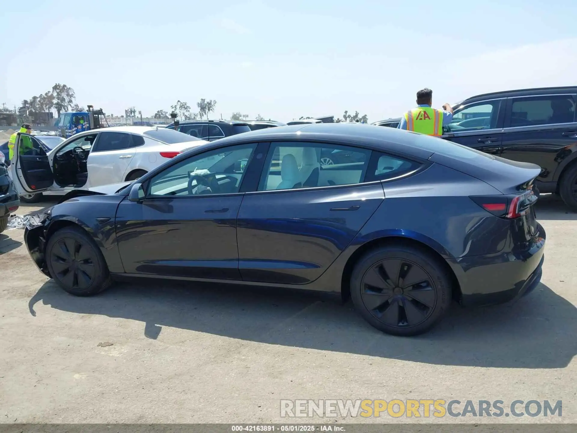 14 Фотография поврежденного автомобиля 5YJ3E1EAXSF983053 TESLA MODEL 3 2025