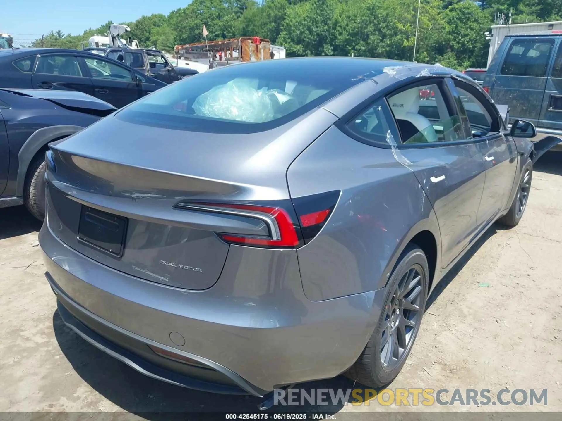 4 Фотография поврежденного автомобиля 5YJ3E1EB0SF016895 TESLA MODEL 3 2025
