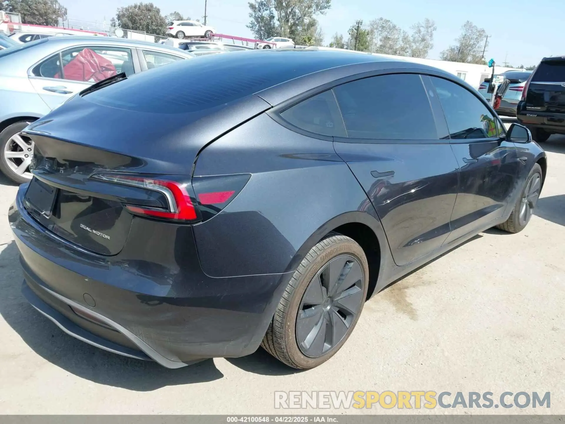 4 Фотография поврежденного автомобиля 5YJ3E1EB8SF877256 TESLA MODEL 3 2025