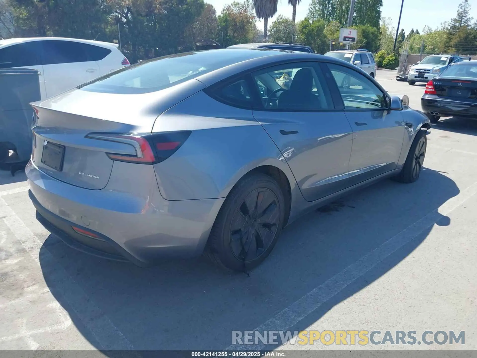 4 Фотография поврежденного автомобиля 5YJ3E1EB9SF873801 TESLA MODEL 3 2025