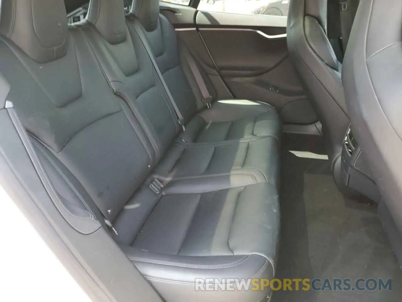 10 Photograph of a damaged car 5YJSA1E26KF347374 TESLA MODEL S 2019