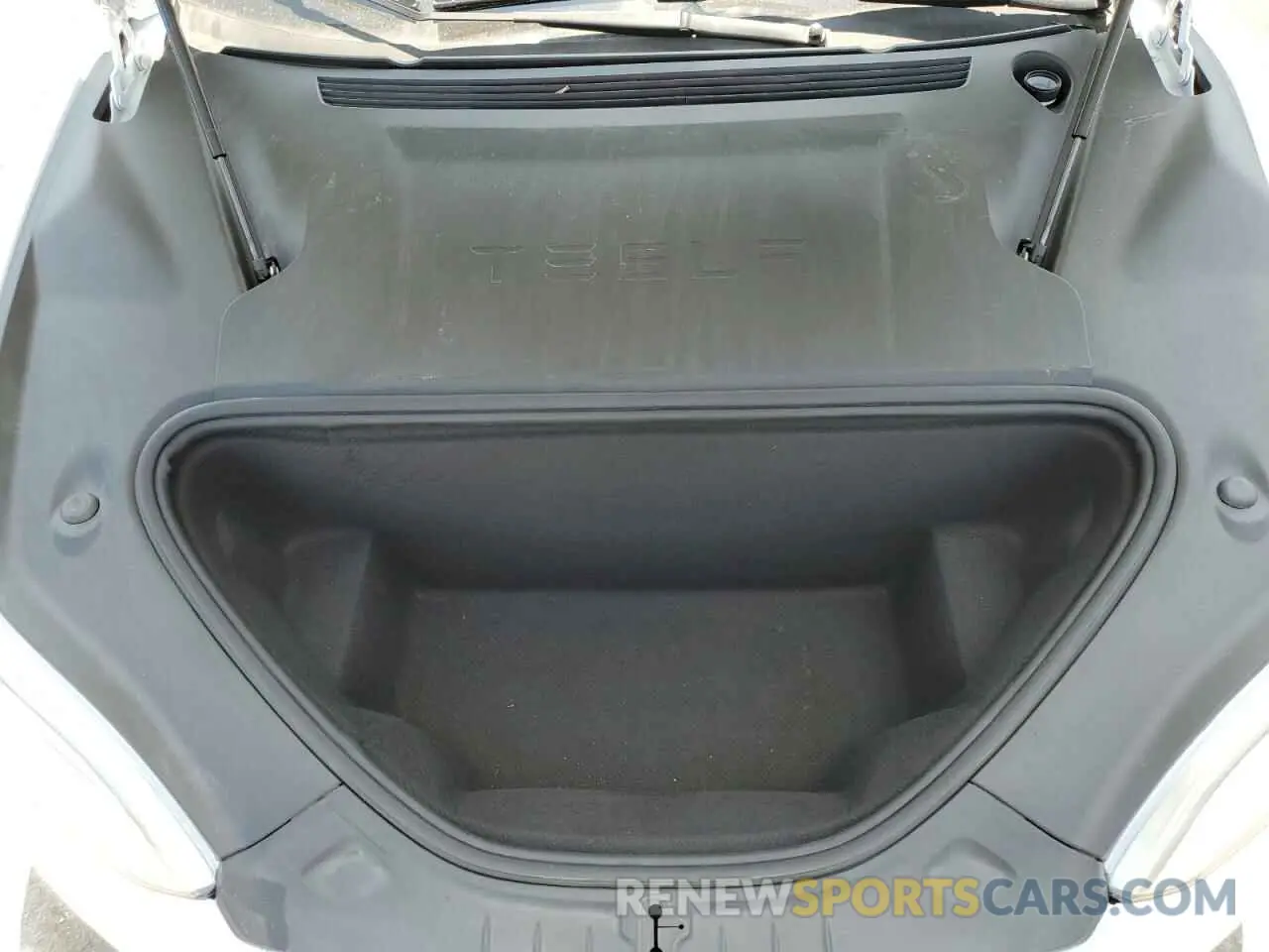 11 Photograph of a damaged car 5YJSA1E26KF347374 TESLA MODEL S 2019
