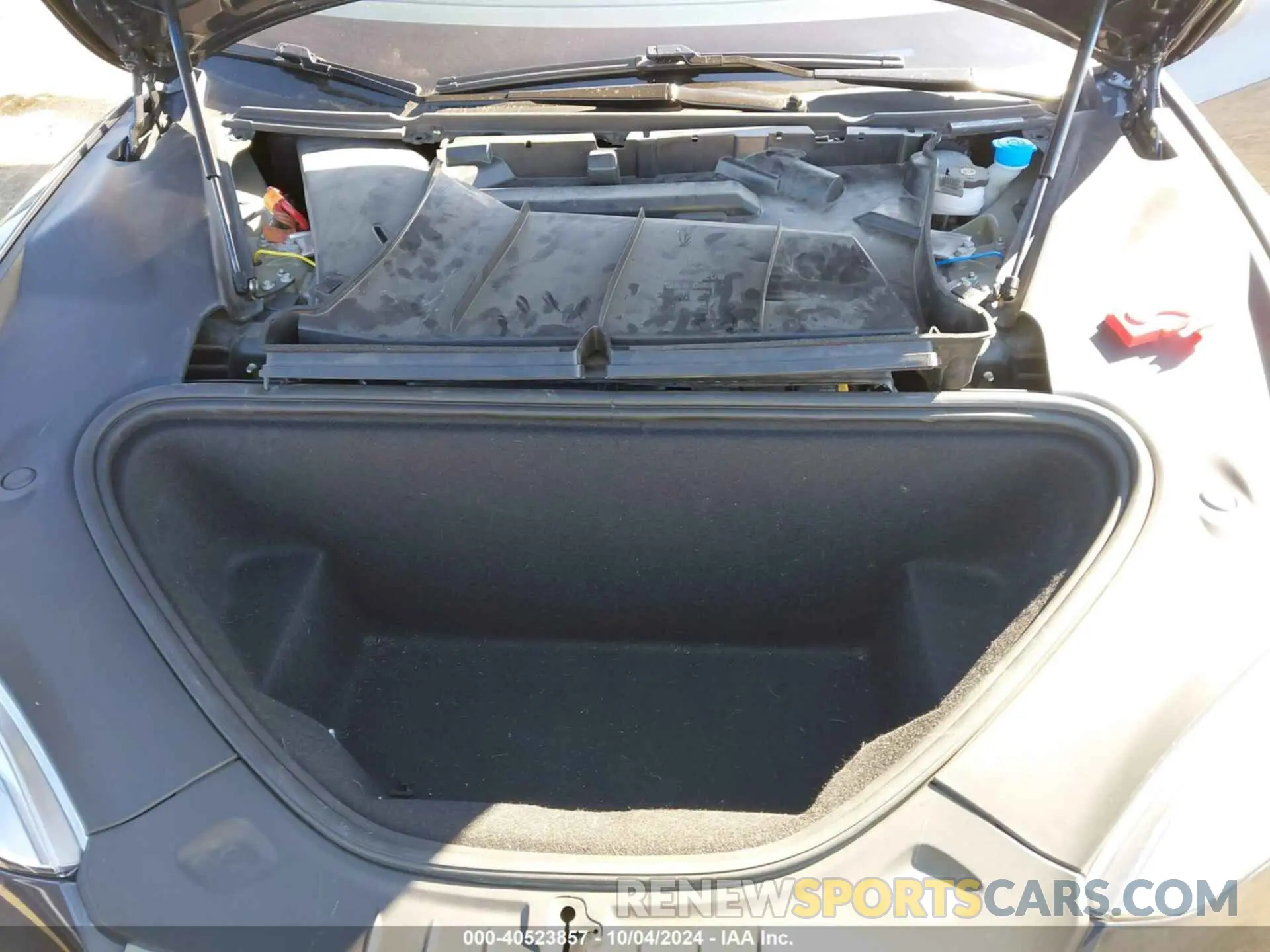 10 Photograph of a damaged car 5YJSA1E28KF335033 TESLA MODEL S 2019