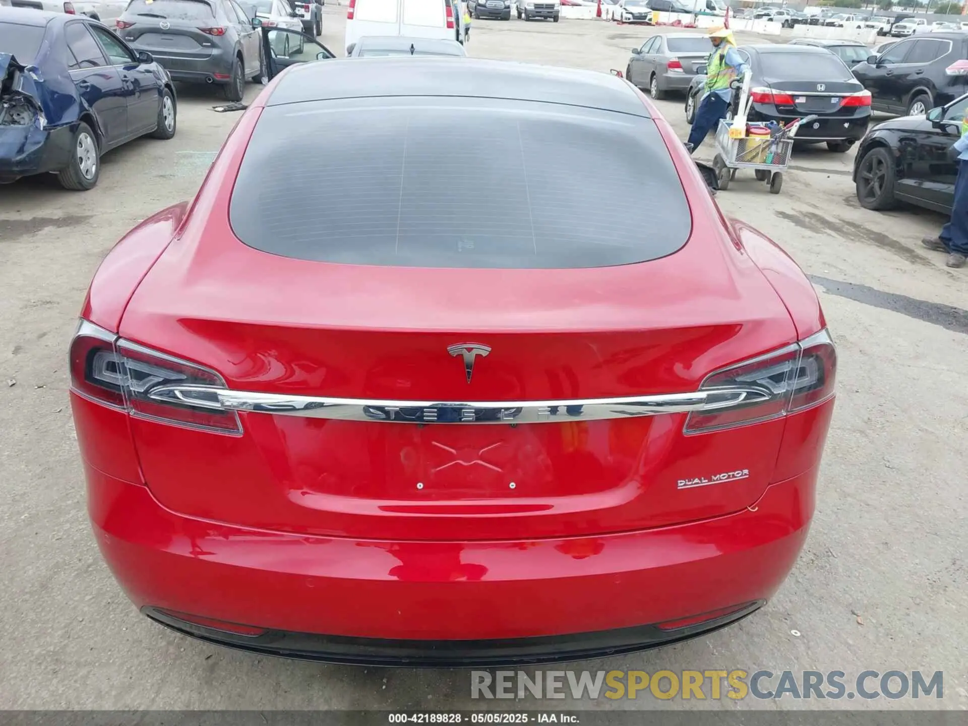 16 Фотография поврежденного автомобиля 5YJSA1E46KF332066 TESLA MODEL S 2019