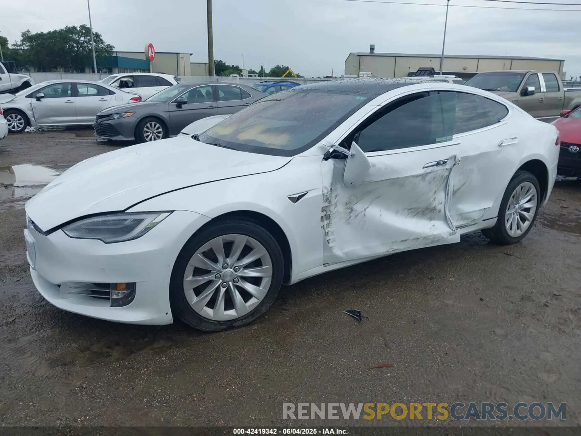 2 Photograph of a damaged car 5YJSA1E22LF353562 TESLA MODEL S 2020